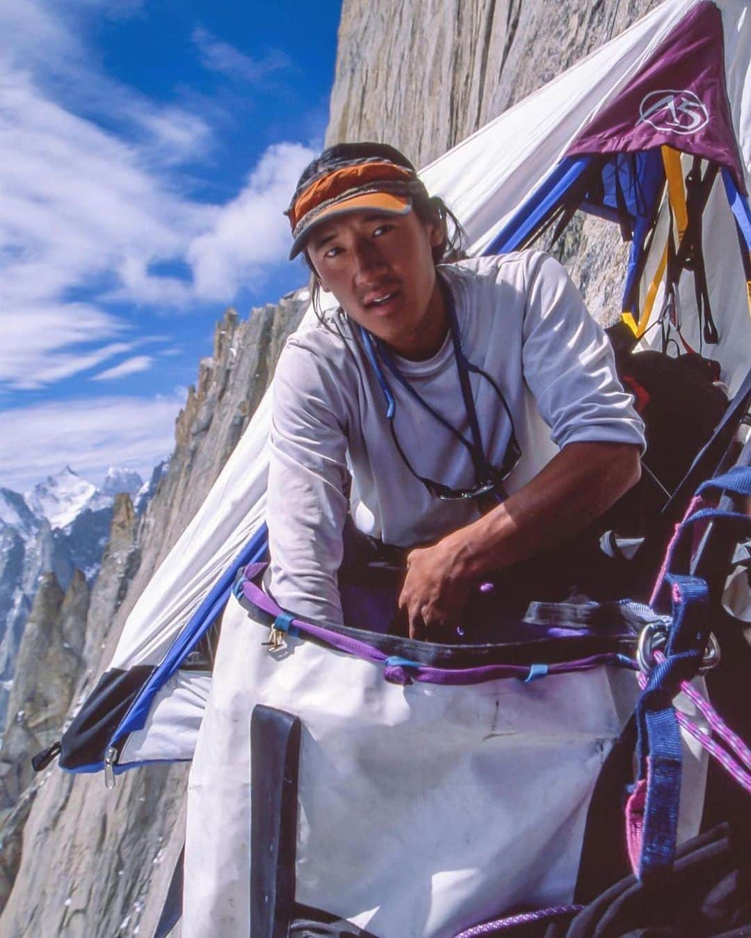 ジミー・チンのインスタグラム：「Hand in the haul bag, scrounging for food scraps. Karakoram, Pakistan.  Classic dirtbagging, 1999.  📸 by @dougworkman  @thenorthface」