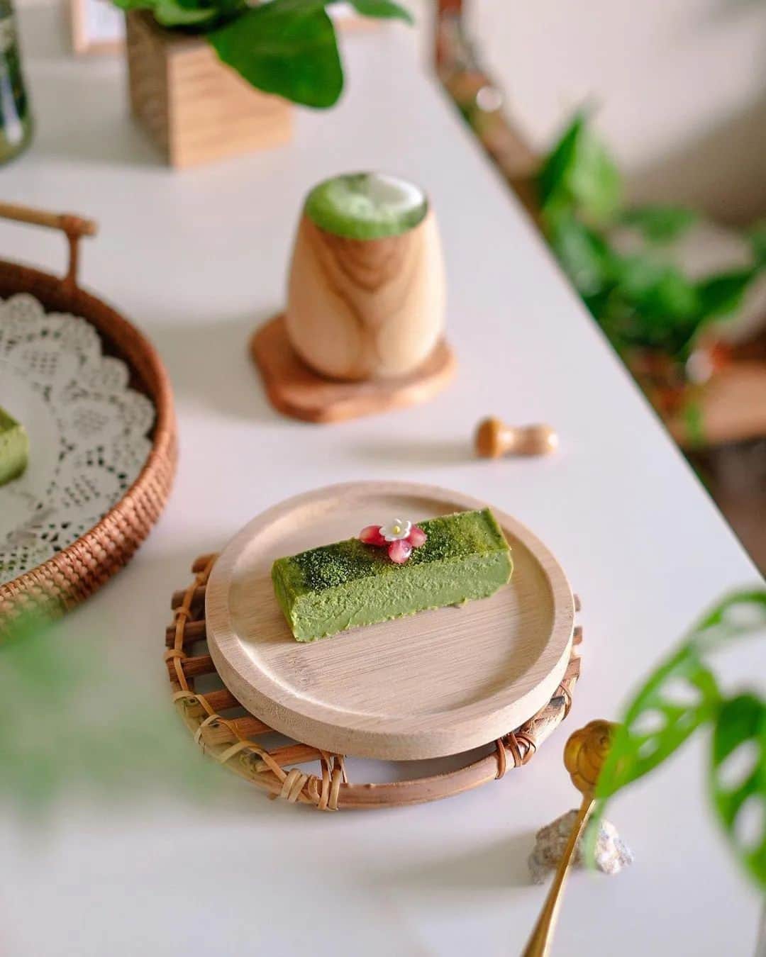 Matchæologist®さんのインスタグラム写真 - (Matchæologist®Instagram)「Double the #Matcha, double the fun! 😉 Tag your #MatchaMates with whom you’d like to enjoy this delicious #MatchaParty featuring #MatchaChoc #Terrines and #MatchaLattes 🍵 prepared by @calebs.hideout  🙋 What’s your absolute favourite way to enjoy Matcha? 🍃 Let us know your preference in the comments below – we’d love to know! . 👉 Click the link in our bio @Matchaeologist to find out more about our premium-quality matcha. 🍵 . Matchæologist® #Matchaeologist Matchaeologist.com」4月29日 22時58分 - matchaeologist