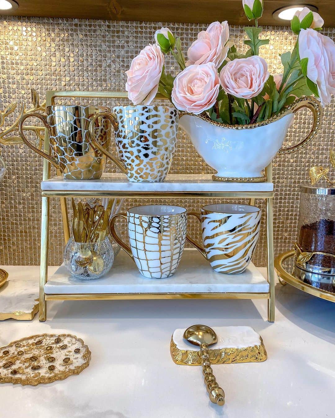 のインスタグラム：「TWO hours until our Favorite Restock Drop⏰ Set your alarms, fam! Today, Saturday at 12PM EST you’ll be able to shop these stunning restocks and SO much more! Tune in at inspiremehomedecor.com link in bio」