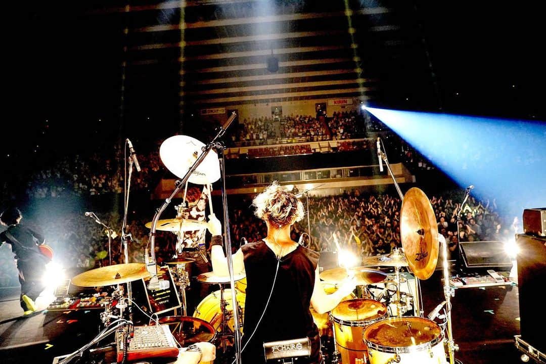 リアド偉武のインスタグラム：「4年前の今日。[Alexandros]のステージで初めてドラムを叩いた日。前日アラバキから向かう新幹線で、ホテルの部屋で、楽屋で、ひたすら曲を身体に入れたのを覚えてる。舞台袖でSEを聞いた時アドレナリンがドバドバ出たのを覚えてる。テンション上がってstarrrrrrrのテンポを上げ過ぎたこと、キクスピの時ヒロがステージ上で迷子になってたことも覚えてる。終わって食べた焼き肉、死ぬ程うまかったな。 その辺の話、今度出る映像作品についてくる本にも書いてあるのでぜひ。  今日もREC作業。良い感じ。」