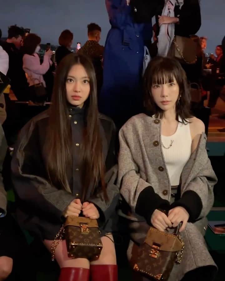 TAEYEONのインスタグラム：「LV PREFALL WITH TAEYEON  Taeyeon & New Jeans Hyein at Louis Vuitton Pre-Fall Women’s Collection Show 🌌  @taeyeon_ss  #태연 #TAEYEON #TAEYEONxLouisVuitton #루이비통 #LVPREFALL23」