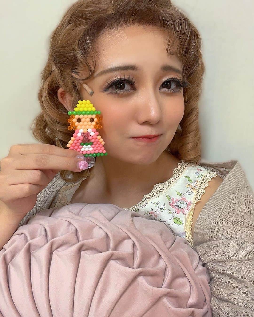 熊谷彩春のインスタグラム：「ミュージカル『GYPSY』 本日マチソワありがとうございました🌹 　 今日はベイビージューンの星空ちゃんが、アクアビーズで作ったジューンをくれました👒 ひぇぇ、可愛すぎる(⸝⸝⸝´꒳`⸝⸝⸝) そしてアクアビーズ懐かしい！ かわいい宝物がどんどん増えていって、しあわせです！ 子役レッドチームは今日が東京千秋楽でした㊗️ また大阪で会おうね♪ 　 明日は東京千秋楽。 12:30開演です。 精一杯楽しみます！ 東京芸術劇場にてお待ちしております🩰 　 #gypsy2023  #アクアビーズ」