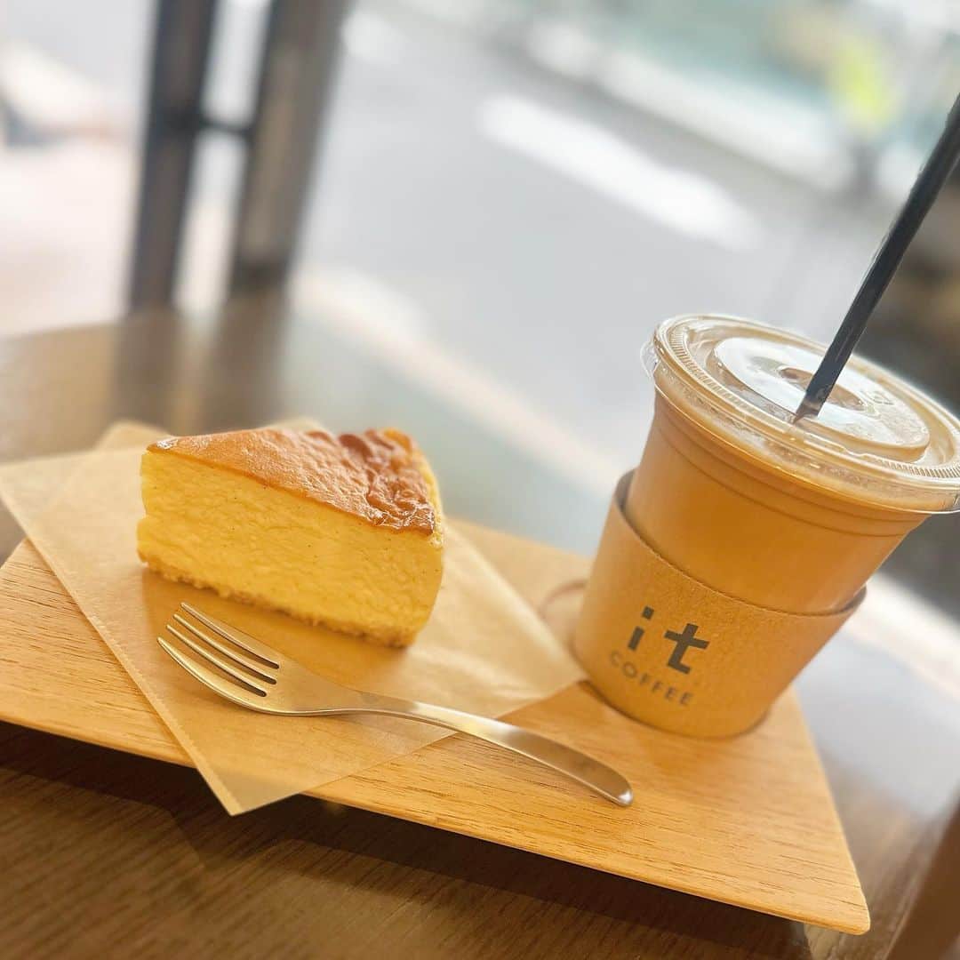 八木沙季のインスタグラム：「🤍🤍  めちゃくちゃおいしかったチーズケーキ🧀 大切に大切に食べてたのに最後のひと口 落としました…😭叫びました…😭 また行く🥺  #itcoffee  #itcoffee_daikanyama  #代官山カフェ」