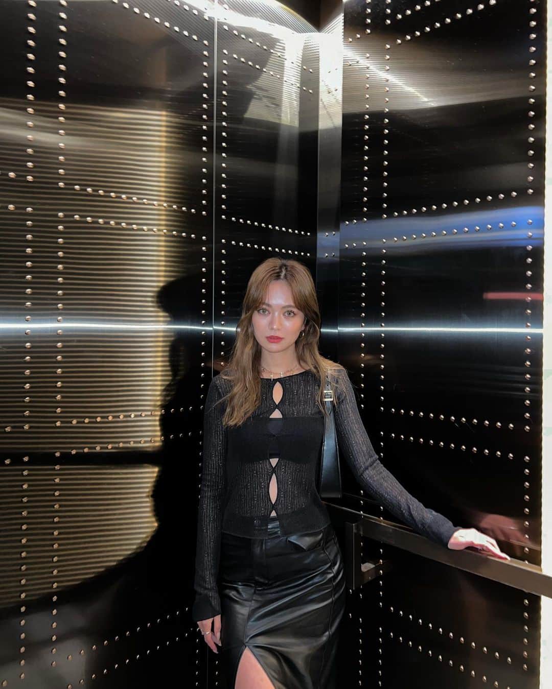 のインスタグラム：「🌜🪐🤎  フラッシュ盛れる説？📸笑  ホテルのエレベーター スタッズでかわいかったのん♡  #台北マリオットホテル #TaipeiMarriottHotei #台湾ホテル #台北ホテル #Taiwantrip」