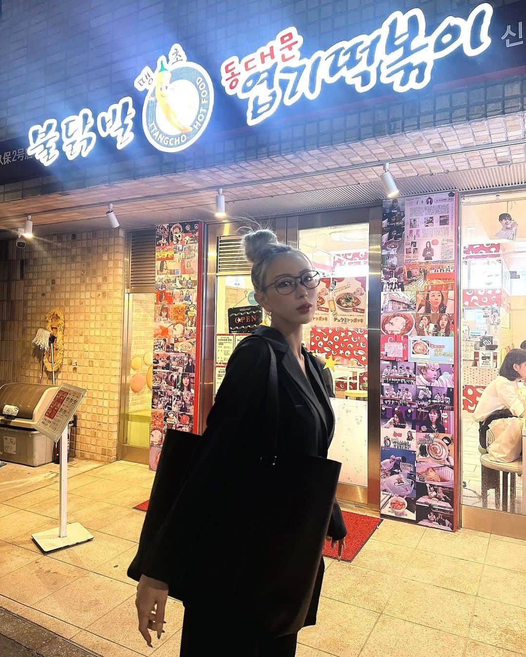 HARACHANさんのインスタグラム写真 - (HARACHANInstagram)「韓国料理て急に食べたくなるよね🇰🇷 久々のお団子ちゃん🍡 set up は @blondey_official 💞 顔が派手でもsetupの色味と丈感が大人っぽくバランス良くしてくれる🥹💋  みんなは韓国料理すき？♡  #cyberjapan #nuts #cyberjapandancers」4月29日 23時09分 - cjd_harachan