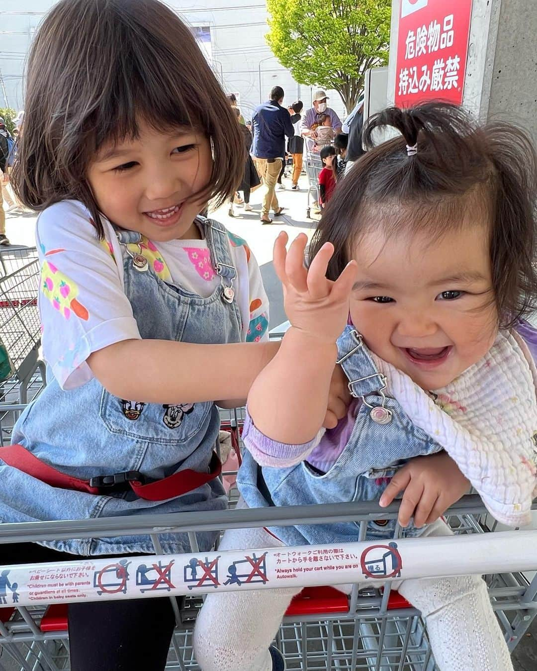 HARUKA MUTOさんのインスタグラム写真 - (HARUKA MUTOInstagram)「My Little Princesses👸🏼❤️  オトは一歳になり 元気に歩いて走って、 ママ！パパ！ そして"これ!!"と指差して 取って欲しい物や見たい物を ちゃんと伝えれるようになり、  ひまはよくオトの面倒見てくれ、しっかりお姉ちゃんしてくれて🥺  最近はよく2人でケラケラ笑ってる姿を見れて、私はこの上なく幸せなのです☺️  大変な事も山盛りだけど、 その分幸せも山盛りで、 東京で家庭を持つだなんて夢にも 思わなかったけど、 毎日毎日幸せを与えてくれる2人には感謝でいっぱい♡ @himaoto_sisters   #lovemyfamily #babygirl  #成長記録 #武末家  #女の子ママ #姉妹ママ #4歳 #4歳女の子 #1歳女の子 #ひまおと姉妹　#himaotosisters」4月29日 23時12分 - haruka_muto