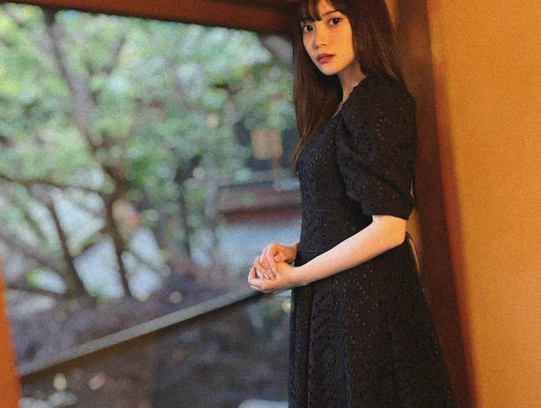 宮田愛萌さんのインスタグラム写真 - (宮田愛萌Instagram)「まなもです。 4月28日に誕生日を迎えました。25歳になりました。 先に25歳になった友人から「アラサーへいらっしゃーい」と言われました。笑 「きゃー」とか言っているけれど実は早く大人になりたかった私。年齢だけが大人になっていって、中身が伴ってない気がするのですが、中身も共に大人になれますように頑張ります。 誕生日近くに後輩と会う機会が重なって、懐かしい気持ちになりながらも、私は別の道を歩くのだ、という気持ちにもなりました。 * 1枚目。後輩だか友達だかわからない子からのお祝い。 2枚目。きらきらしチームでお祝いしていただいた時。 3、4枚目。ちゃんと後輩ちゃんとのぬん茶:) 5〜7枚目。家族とのご飯。ちなみに着ているワンピースは母からの誕生日プレゼントです。#willselection のワンピース。willselectionの服は好きでよく着ております。 8枚目。自分のための誕生日プレゼント。己の概念の香水です。#scently さんのもの。」4月29日 23時15分 - manamomiyata_official