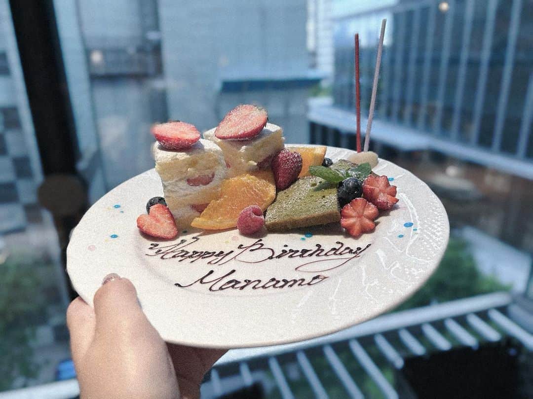 のインスタグラム：「まなもです。 4月28日に誕生日を迎えました。25歳になりました。 先に25歳になった友人から「アラサーへいらっしゃーい」と言われました。笑 「きゃー」とか言っているけれど実は早く大人になりたかった私。年齢だけが大人になっていって、中身が伴ってない気がするのですが、中身も共に大人になれますように頑張ります。 誕生日近くに後輩と会う機会が重なって、懐かしい気持ちになりながらも、私は別の道を歩くのだ、という気持ちにもなりました。 * 1枚目。後輩だか友達だかわからない子からのお祝い。 2枚目。きらきらしチームでお祝いしていただいた時。 3、4枚目。ちゃんと後輩ちゃんとのぬん茶:) 5〜7枚目。家族とのご飯。ちなみに着ているワンピースは母からの誕生日プレゼントです。#willselection のワンピース。willselectionの服は好きでよく着ております。 8枚目。自分のための誕生日プレゼント。己の概念の香水です。#scently さんのもの。」