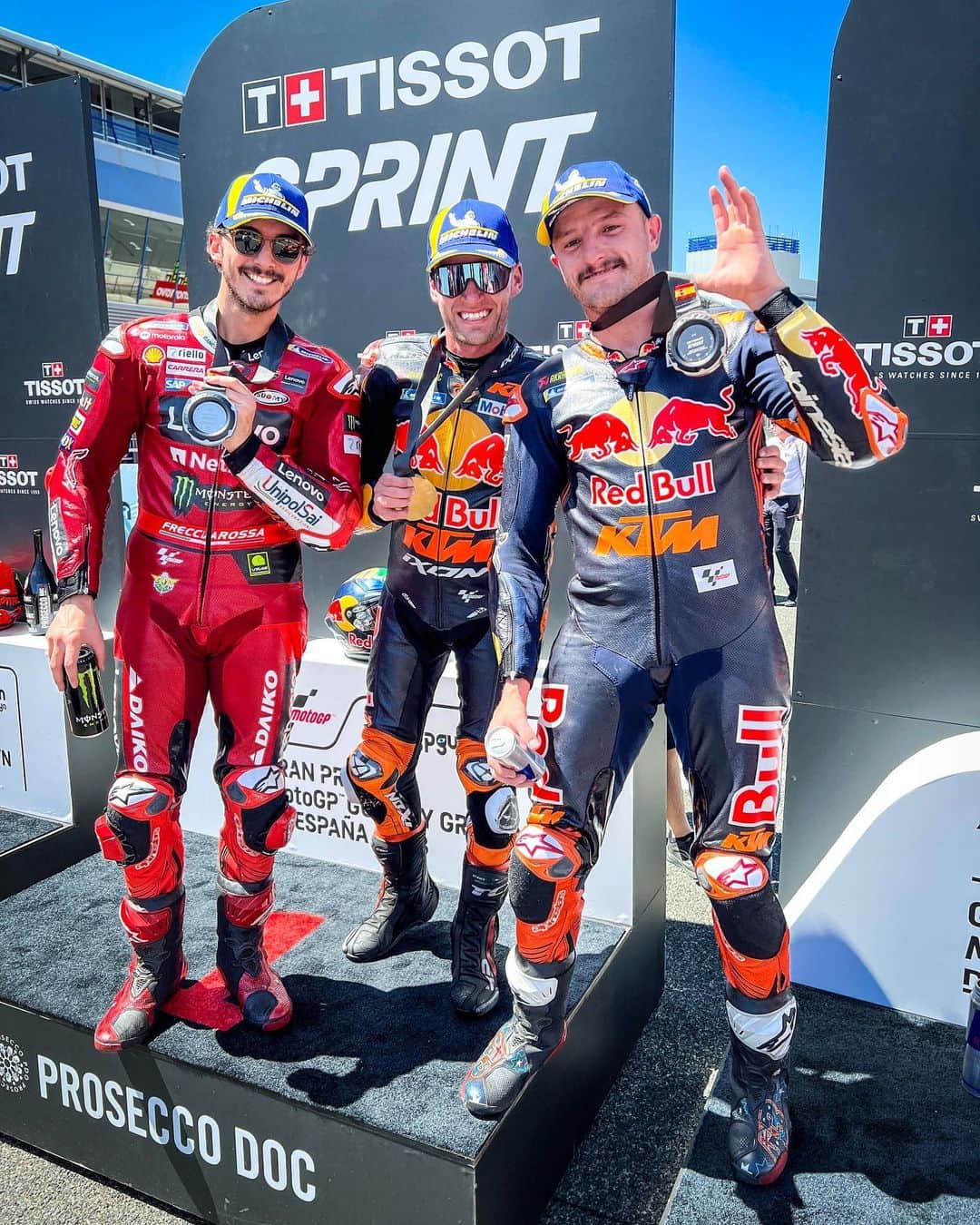 MotoGPさんのインスタグラム写真 - (MotoGPInstagram)「Hands up if the #TissotSprint has become the favourite moment of your Saturday thanks to these guys! 🙋‍♂️🙋‍♀️  #SpanishGP 🇪🇸 #MotoGP #Motorsport #Racing #BB33 #BradBinder #FB1 #PeccoBagnaia #JM43 #JackMiller」4月29日 23時18分 - motogp