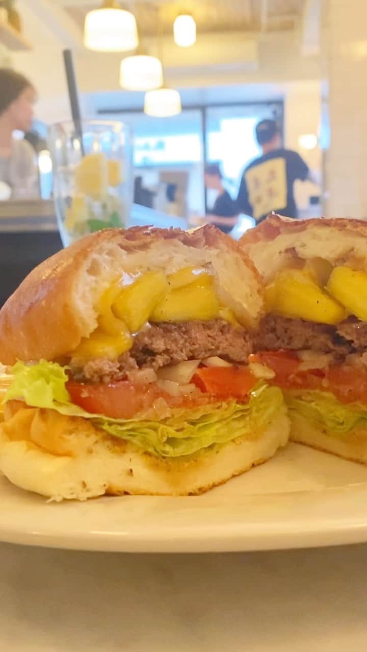 東京肉レポートのインスタグラム：「意外と好きでよく行ってしまう｢バーガーマニア ｣！白金高輪に新しくオープンしたから早速Let’s Go！バーガーマニアと言えばな神戸牛バーガーと、白金高輪店限定のパインバーガーを注文したよ！  価格帯：2,000〜4,000円 オススメメニュー：神戸牛バーガー、マンスリーバーガー  “Burgermania”, one of my favorite burger shops in Tokyo, opened its new branch in Shirokanetakanawa area ! Don’t miss its signature Kobe beef burger !  #バーガーマニア #白金高輪 #白金高輪グルメ #ハンバーガー #鉄板焼き #焼肉 #肉 #和牛 #牛 #グルメ #東京肉レポート #肉レポ #burgermania #shirokanetakanawa #tokyo #hamburger #teppanyaki #wagyu #steak #beef #instafood #food #foodie #barbecue #bbq #tokyo #tokyo_wagyu_report」