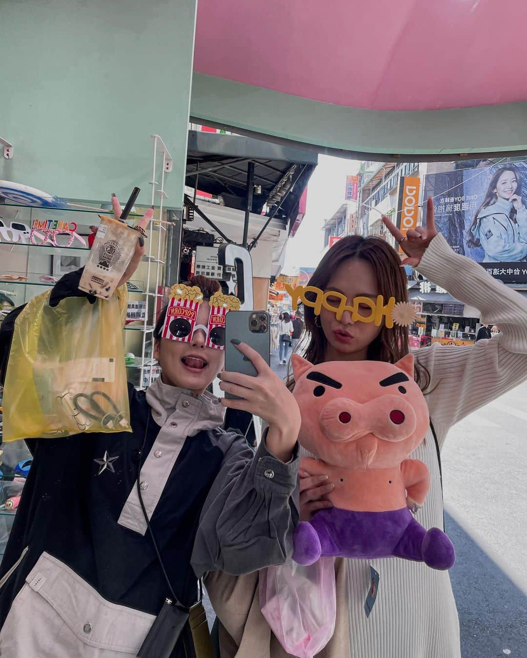のインスタグラム：「🐷🌼🥤🤟  台湾めちゃめちゃ楽しかったのに ストーリー全然更新できてない件w （タイミングでしれっと時差投稿していきたい笑）  #台湾旅行 #taiwan #taiwantravel  #台湾観光 #逢甲夜市」