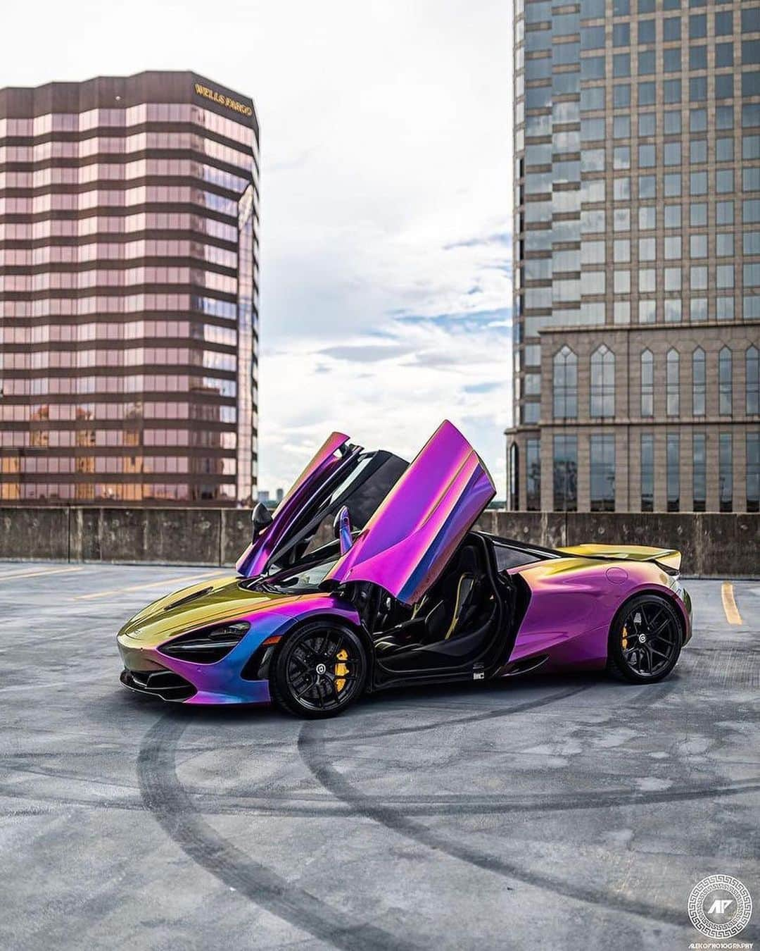 CARLiFESTYLEさんのインスタグラム写真 - (CARLiFESTYLEInstagram)「McLaren 720S wrapped in @inozetek limited edition Celestial Unicorn!  #carlifestyle #720s @tampacardude」4月29日 23時31分 - carlifestyle