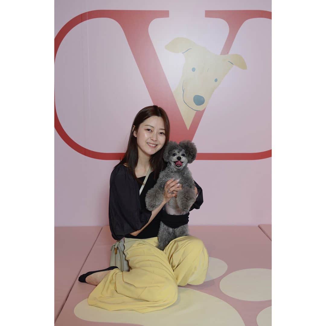 山下莉奈のインスタグラム：「ぽーちゃんと鼓太郎と銀座シックスへお出掛け🐶🦴⚽️  一緒に写真を撮ってもらえる嬉しいイベント✨  すごい奇跡的な良いこともあって、せっかくいい日だから〜と思って良い日の写真にアイコンも変えました❤️  #rockstudpet @maisonvalentino」