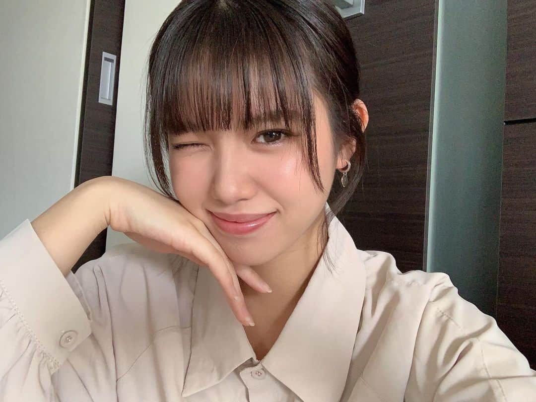 増田小春のインスタグラム：「ポニーテールした日💗  涙袋に、ザ・プロダクト ナチュラルグロウカラー  153番のピンクハーライトを使ってみたの！  これ春の新色なんだけど、お目目がキュルンと見えて、 本当にとっても可愛いから是非おすすめしたい！！笑  ちなみにこの写真の👄は、シアリップバーム プラムピンクを 塗ってる！  #product #ザプロダクト #ナチュラルグロウカラー #シアリップバーム #makeup #メイクアップ」