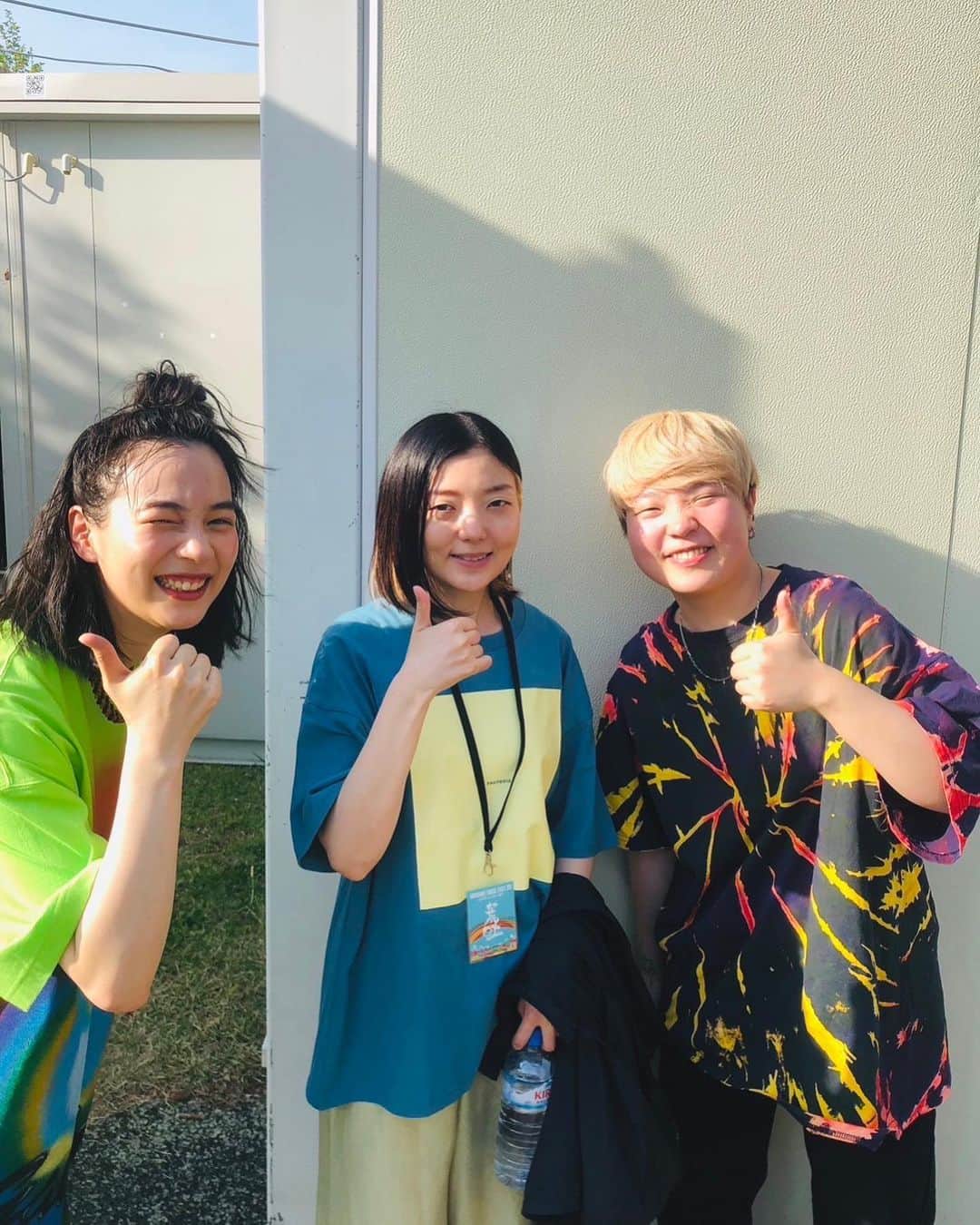 のん（能年玲奈）さんのインスタグラム写真 - (のん（能年玲奈）Instagram)「チリヌルヲワカのユウさんに、アラバキで会えた…！！ 嬉し。 SHISHAMOさんとC7やったんだって…エモすぎ🥲  おうちで観るライブで3人演奏したけいさんとスリーショット🐜 と、ただのファンなのんとユウさんとのツーショット💥  #ARABAKI #アラバキ #チリヌルヲワカ」4月29日 23時27分 - non_kamo_ne