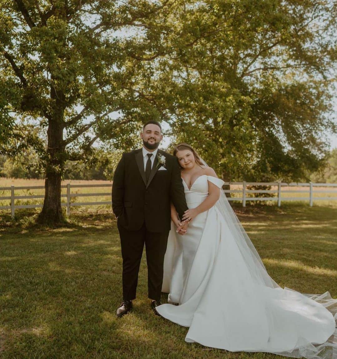 コリー・ロバートソンのインスタグラム：「Will and Abby are married!!! Last night was simply perfect! So much love, so many friends and family, sooo many answered prayers from the absolute perfect April weather to big prayers that we had for Will ever since the day he was laid in my arms. I may have cried a little. Happy, grateful tears for the man that you are @willr0b and for the beautiful life and adventure you are embarking on. @abbykayrob you were the most beautiful bride!! love you both, dearly! #meettherobertsons23」