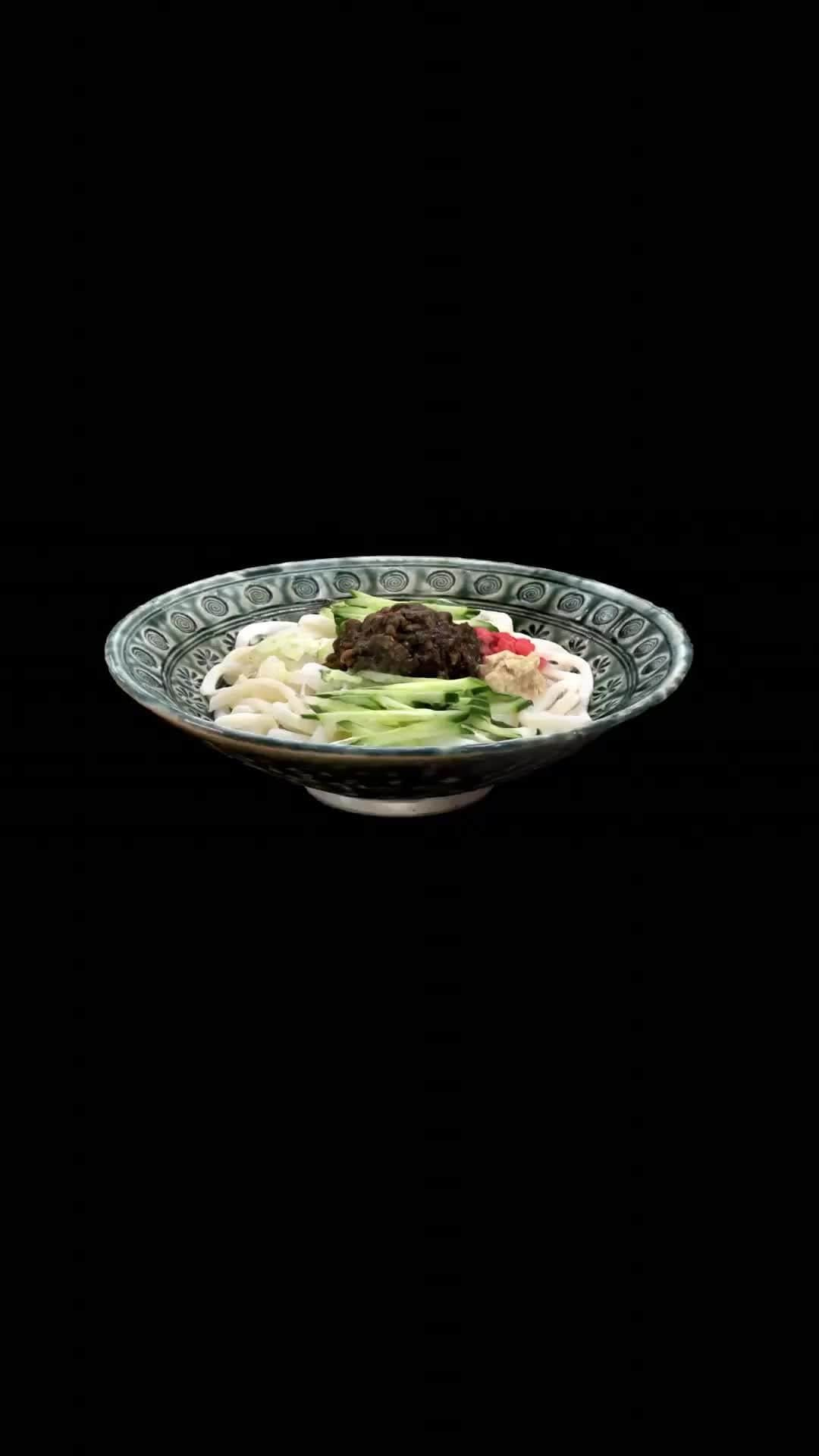 Cooking with Dogのインスタグラム：「Morioka's Famous Jajamen Udon Noodles, 3D scanned with Trnio Plus! @trnio3d 🐷🥒🍜😋 Full recipe here: https://youtu.be/P2Nhr8Tt94o 盛岡の味！じゃじゃ麺をTrnio Plusで3Dスキャンしました！👩‍🍳🐩😍レシピはリンクをチェックしてね #trnio #trnioplus #photogrammetry #3Dスキャン #フォトグラメトリ #jajamen #moriokajajamen #じゃじゃ麺 #盛岡じゃじゃ麺」