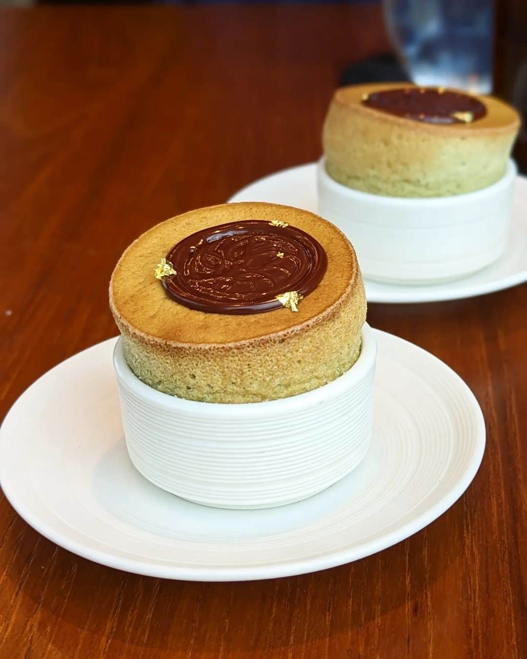 Li Tian の雑貨屋のインスタグラム：「Ain't I such a lucky person to catch my fav Pistachio as one of the core flavors in the dessert here? 😋   Iranian Pistachio Souffle  85% Abinao Chocolate with Espresso Cremeux  Full experience on blog.   #sgrestaurant #sgfood #pistachio #desserts #sg #sgfoodie #chocolate #sgblog #michelin #sommer #cbdlunch」