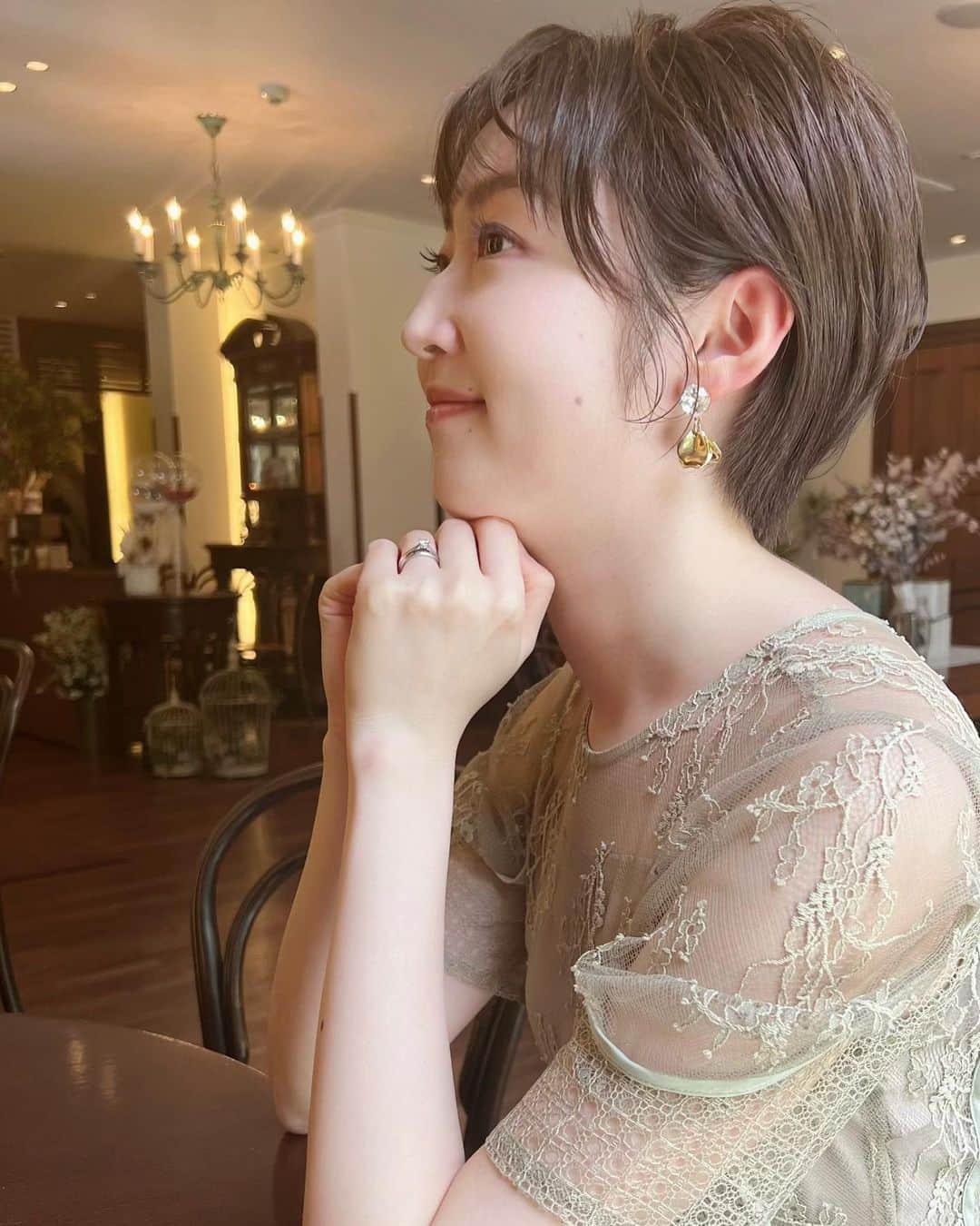 のインスタグラム：「#お呼ばれスタイル  先日 お休みをいただき、親族の結婚式へ💍✨  笑顔でいる大切さを改めて教えてもらった、 そんな素敵な式でした！  母がふざけて撮ってくれた写真が、意外と(?) 良い感じだったので載せてみました（笑）  @lagunamoon_com  #結婚式 #結婚式お呼ばれ #お呼ばれヘア #お呼ばれドレス #ショートヘア #ショートヘアアレンジ #レースワンピース #ライトグリーン #アナウンサー #lagunamoon」