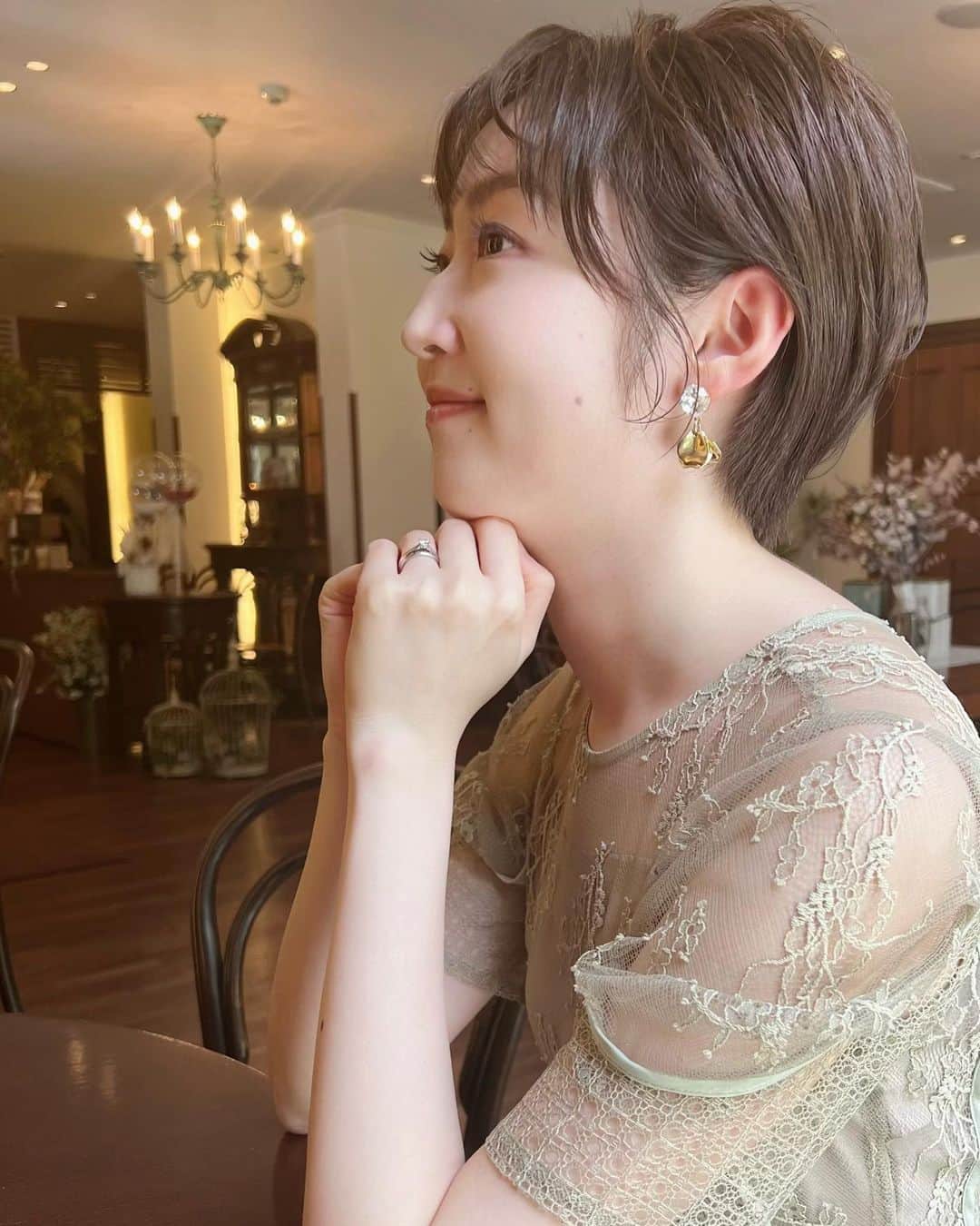 松田愛里のインスタグラム：「#お呼ばれスタイル  先日 お休みをいただき、親族の結婚式へ💍✨  笑顔でいる大切さを改めて教えてもらった、 そんな素敵な式でした！  母がふざけて撮ってくれた写真が、意外と(?) 良い感じだったので載せてみました（笑）  @lagunamoon_com  #結婚式 #結婚式お呼ばれ #お呼ばれヘア #お呼ばれドレス #ショートヘア #ショートヘアアレンジ #レースワンピース #ライトグリーン #アナウンサー #lagunamoon」