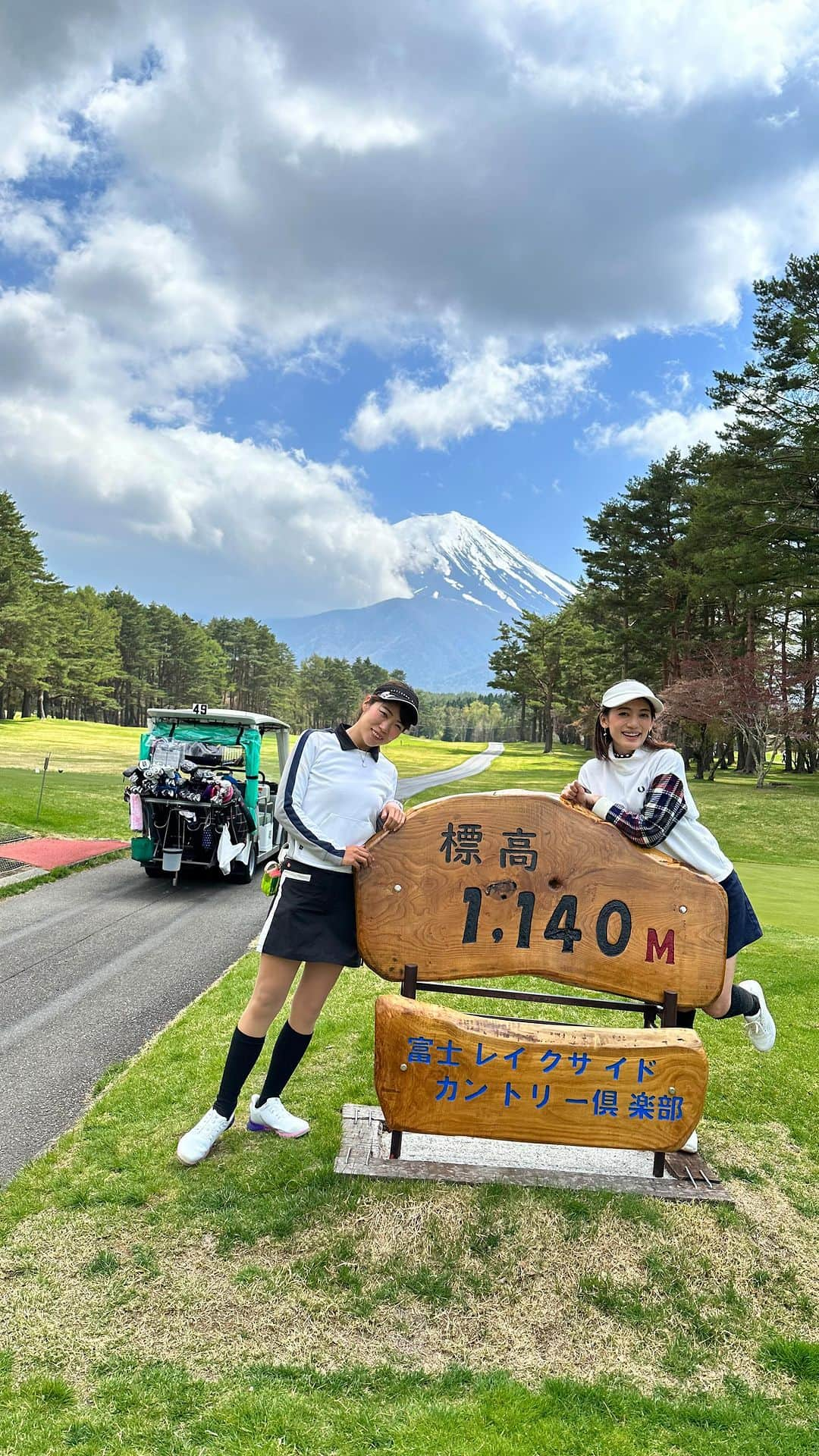 戸崎奈津のインスタグラム：「🗻⛳️🏌️‍♀️  富士山のパワーで調子よかった✨ ハーフベストタイ44🥰  最後にチラッとコースから見えてるお宿が 先日紹介した『THE SENSE FUJI』です🫶🧖‍♀️ 13番ホールに隣接しています✨  #富士レイクサイドカントリー倶楽部 #thesensefuji  #ザセンスフジ #サウナ #ゴルフ #山梨 #河口湖 #sauna #mtfuji #japan #Fuji #Kawaguchiko #yamanashi #ゴルフ #ゴルフ旅行 #ゴルフウェア #ゴルフ女子 #ゴルフコーデ #natsu_trip🌸」