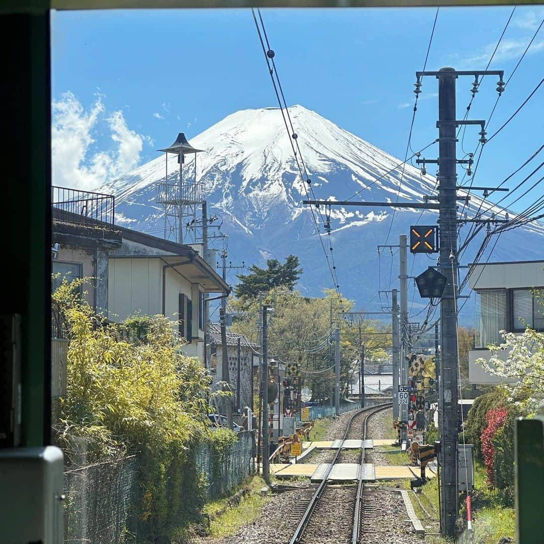 村井美樹さんのインスタグラム写真 - (村井美樹Instagram)「明日、BSフジ 4/30(日)18:00～19:55 『ローカル単線でめぐる旬旅  世界遺産の春景色！富士急行線』に出演します☺️  世界遺産"富士山"に一番近い鉄道 #村井美樹 富士急行線 に乗って、春の富士山麓の旅を満喫してきました😆🗻🚃🌸 ぜひご覧ください💕  今回の #旅こけし は #佐藤裕介工人 の富士山カラーのこけしをセレクト🗻🩵  #富士山 #尾県郷土資料館 #ブルートレイン #星のや富士 #豪華グランピング #河口湖音楽と森の美術館 #富士本栖湖リゾート #富士芝桜まつり #河口湖遊覧船 #村井美樹  衣装は ストライプ模様のトップス @ottodame_jp #MEMEROAD  緑のワンピース @saaageboutique」4月29日 23時45分 - miki_murai_