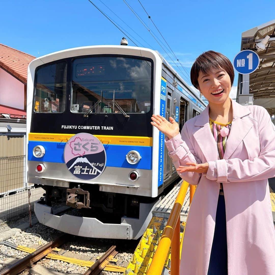 村井美樹のインスタグラム：「明日、BSフジ 4/30(日)18:00～19:55 『ローカル単線でめぐる旬旅  世界遺産の春景色！富士急行線』に出演します☺️  世界遺産"富士山"に一番近い鉄道 #村井美樹 富士急行線 に乗って、春の富士山麓の旅を満喫してきました😆🗻🚃🌸 ぜひご覧ください💕  今回の #旅こけし は #佐藤裕介工人 の富士山カラーのこけしをセレクト🗻🩵  #富士山 #尾県郷土資料館 #ブルートレイン #星のや富士 #豪華グランピング #河口湖音楽と森の美術館 #富士本栖湖リゾート #富士芝桜まつり #河口湖遊覧船 #村井美樹  衣装は ストライプ模様のトップス @ottodame_jp #MEMEROAD  緑のワンピース @saaageboutique」