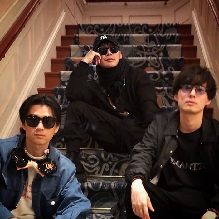 のインスタグラム：「友達とディズニーランドに行ってきました！！ 快晴、待ってる時間も全部楽しかったです^_^  かなりたくさん歩いたので 友達が買い物してる間、ちょっと休憩w  ずっと今までチュロスのこと、チョロスだと思ってたwww  #tokyodisneyland  #ディズニーランド  #休憩タイム」