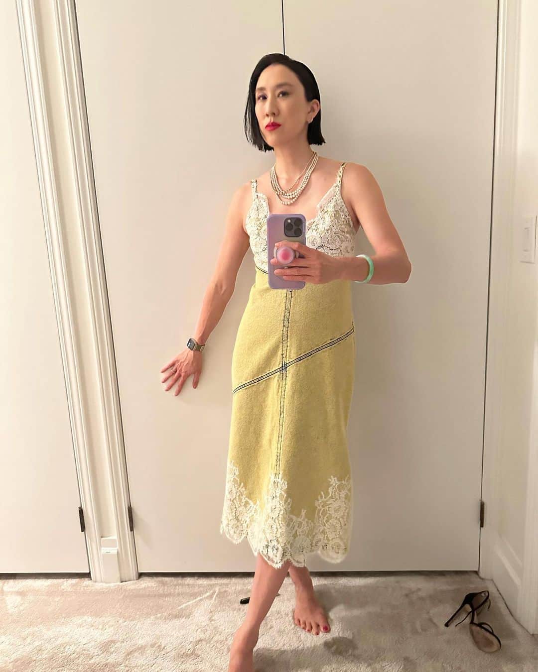 エヴァ・チェンのインスタグラム：「Who wore pearls better: me or Tom 😅」