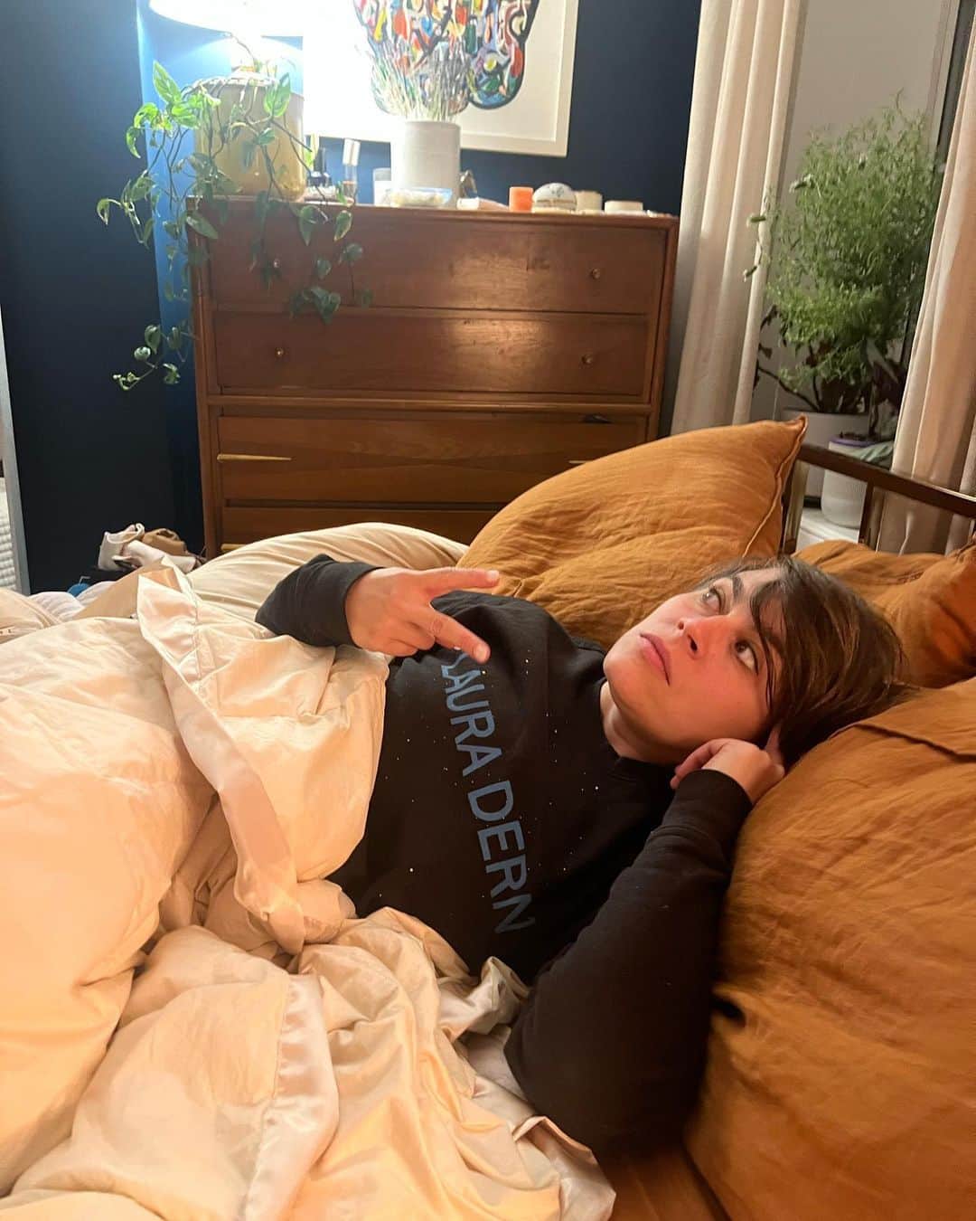 カーキ・キングのインスタグラム：「Bedridden with seasonal allergies and being adorable. #lauradern #admiralholdo」