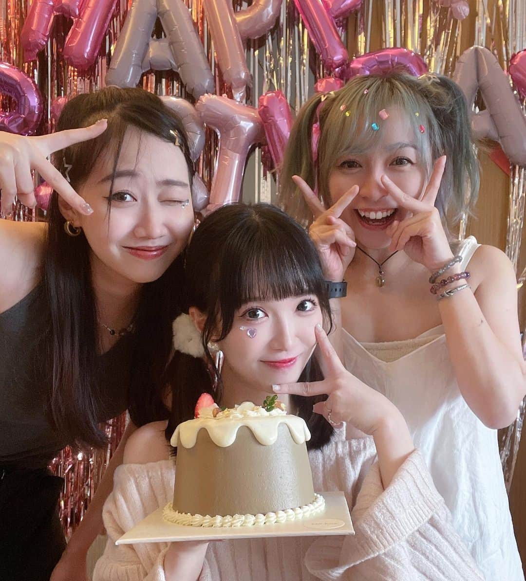 キアナのインスタグラム：「每次見都無影相🧐 謝謝俾臉dress code🥴 Love you ~~🪩」