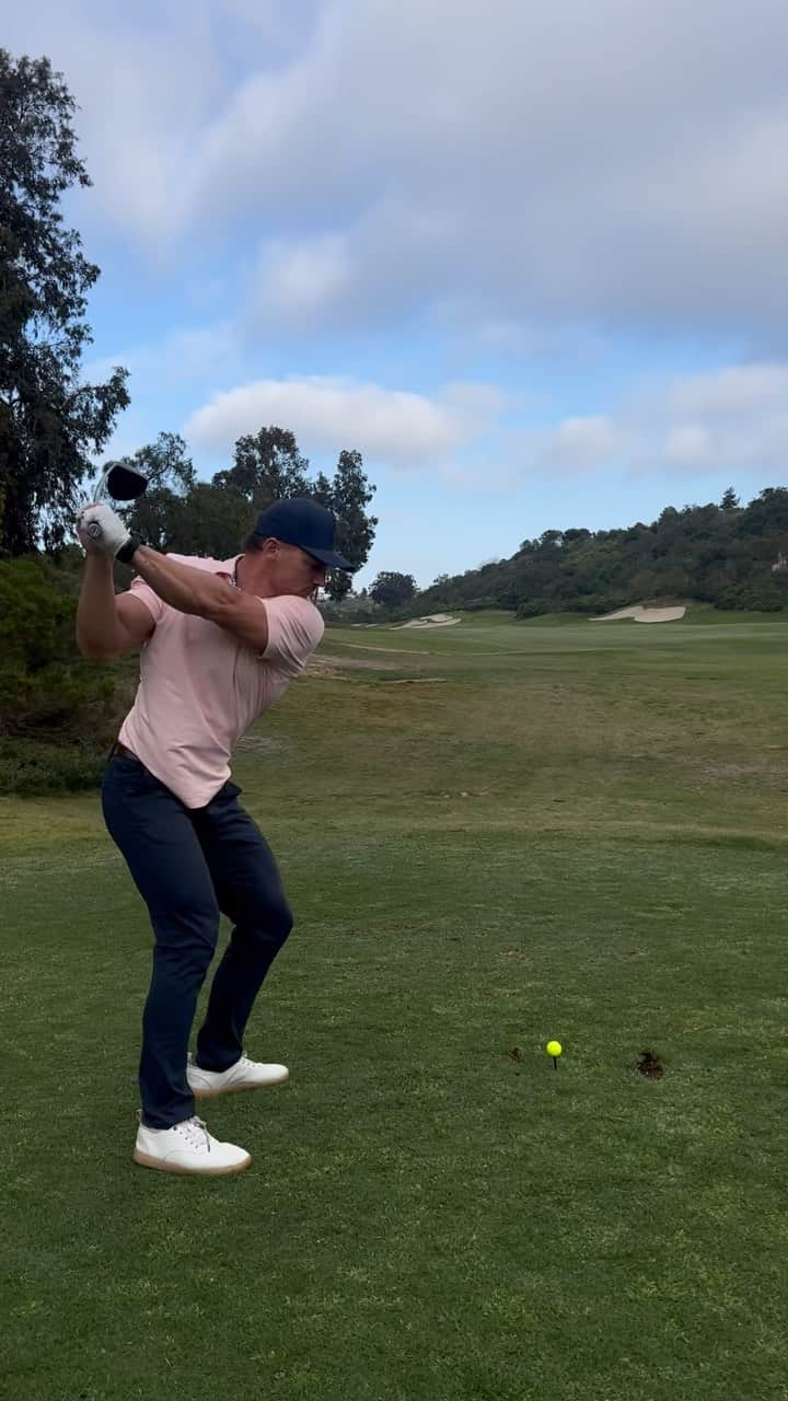 スティーブ・クックのインスタグラム：「Golf is hard! Play this par 5 with me @fairmontgranddelmar」