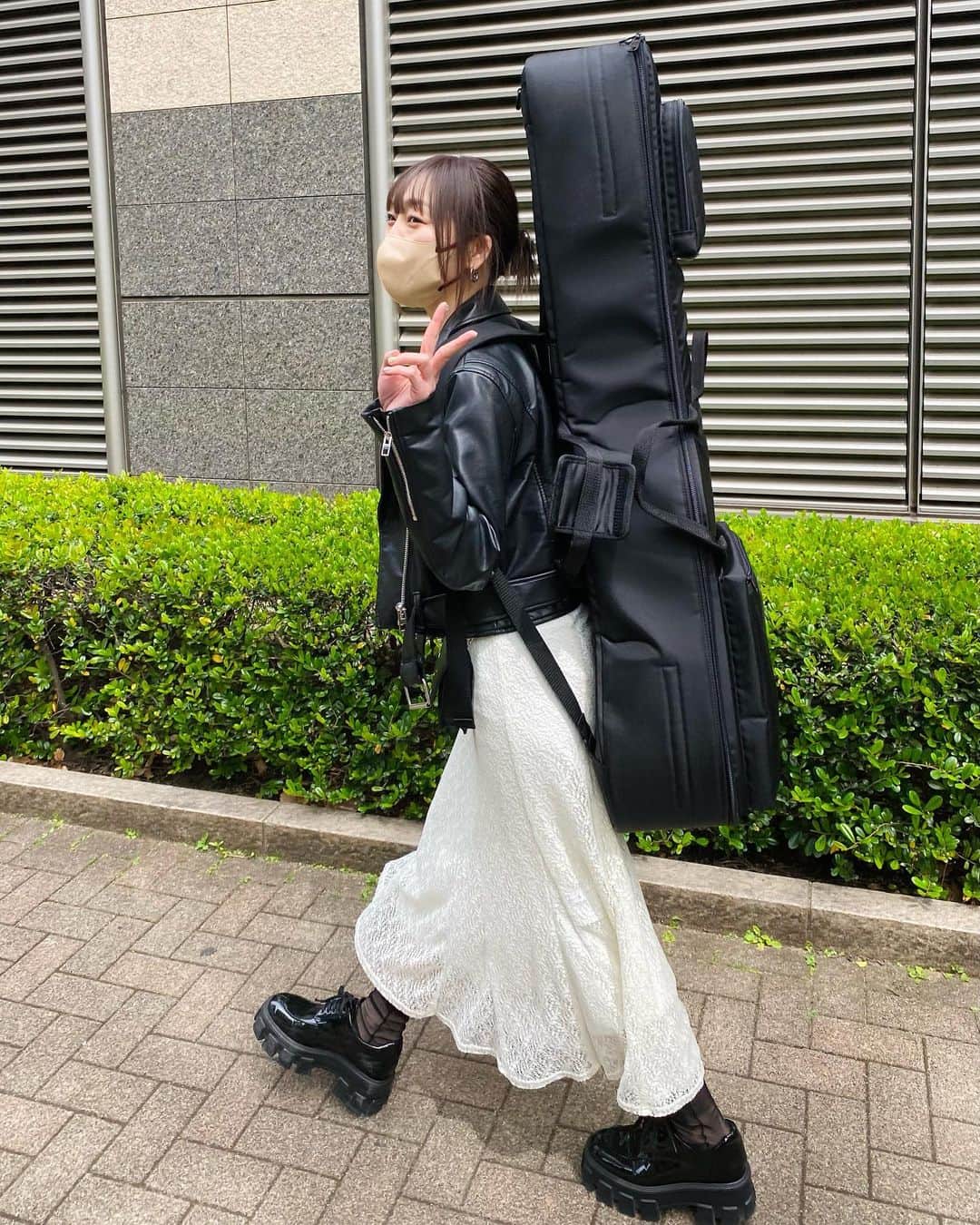 須田亜香里さんのインスタグラム写真 - (須田亜香里Instagram)「今日は可愛いギターちゃんと一緒に撮影と取材してもらったよ🎸 最近ギターケースを丈夫なものに新調しました。 あと普段あまり載せないけど私服です。 マルジェラはツインプラネット社長さんからの31歳の誕生日とアイドル13年間お疲れ様のプレゼント。超超超お気に入りです🥰」4月29日 23時53分 - akarisuda