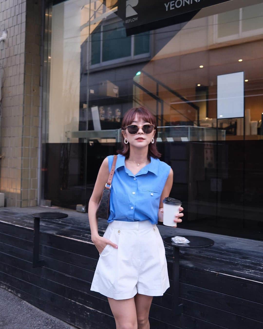 郭圈圈のインスタグラム：「這次的髮色😍好美～✨（每次都好美🥰） 這次染的比之前亮一點 想說春天來了嘛💐 Emma幫我調了有點粉粉紫紫棕棕的色💖💜🤎很顯白耶🫶🏻 拍照拍起來好好看！ - 除了染護髮之外 上次Emma還幫我跟阿恩做了頭皮護理 這部分是我從來沒有去照顧到的🫣  護理前頭皮毛孔有日積月累的固態油脂 護理後整個很清爽✨ 使用的是覺亞juliart的髮品 這個很享受🥰 (赤裸的頭皮照放最後🫣） - 💇🏻‍♀️ @chingu_salon  📍台南市中西區建業街26號 🚷週三公休 - #lea_outfit @marule.official ✨ 整套搭起來質感好好💙 官網下單🔗marumarulea.com 🔍 april146.狎鷗亭歐膩🫶🏻廠商大推超時尚百搭墨鏡✨ $580 🔍 april162.橢圓精緻珍珠耳夾 $390 🔍 april152.無袖翻領排釦襯衫$1280 🔍 april153.設計感打摺鈕扣短褲$1480 🔍dece51.925純銀單顆珍珠項鍊 $790 🔍 april113.夾腳方頭時尚感7公分涼跟鞋 $1480」