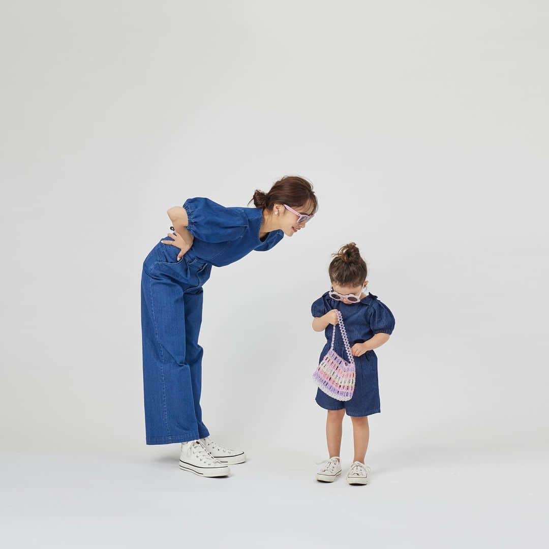 近藤千尋のインスタグラム：「この度　 @ajuga.shop ✖️ @petitmain_official  コラボが決定いたしました🫶🏻🩷  5月1日（月）より petit main店舗にて 順次発売スタートします🎵🙆‍♀️  オンラインショップは 入荷次第の発売ですので 是非チェックお願いします🙇‍♀️🩷  デニムのセットアップが可愛すぎて 早く娘たちと着たいよう〜😍 男の子のリンクコーデもあります🐻  そして、シワになりにくい素材を使ったり ママパパにとって楽ちん素材で こだわりました🤍💁‍♀️🫶🏻  お楽しみに〜💗💗💗  #petitmain#プティマイン#ajuga @petitmain_official @narumiyaonline_official @ajuga.shop」