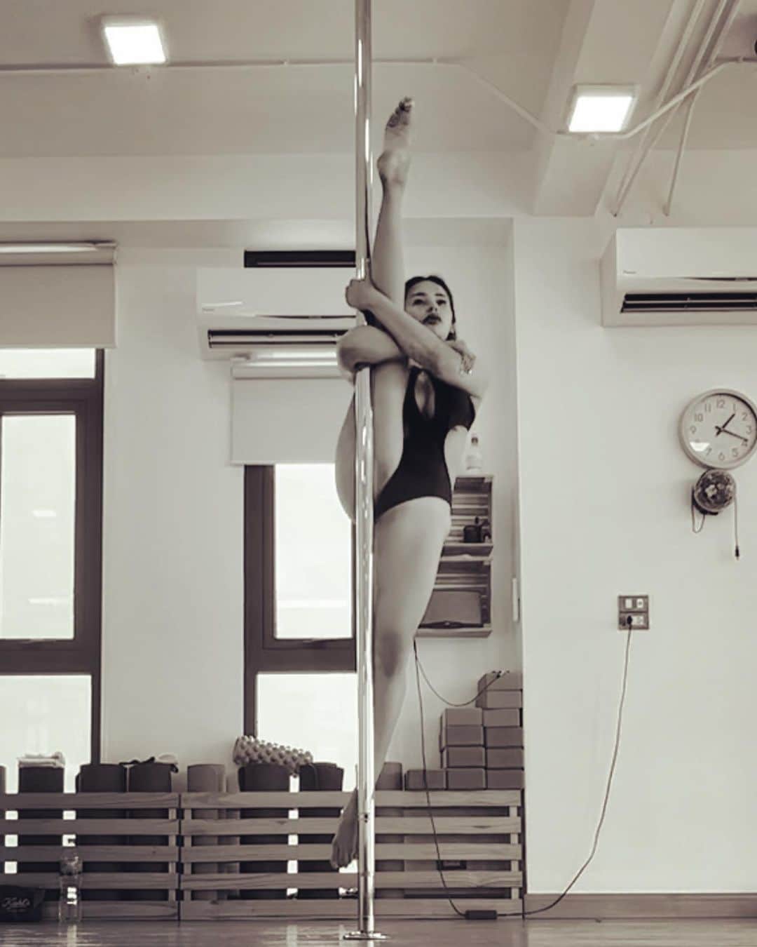 April Imanさんのインスタグラム写真 - (April ImanInstagram)「Ease is a greater threat to progress than hardship could ever be 💯  . . . . #apriliman #poledance #poler #poledancer #poletrick #polewear #polefitness #strengthtraining #strongwomen #staystrong #flexibilitytraining #flexibilty #dancer #splits #pdsplits #pdtricks #pdflow #poleflow #poledancelife」4月29日 15時11分 - april_iman