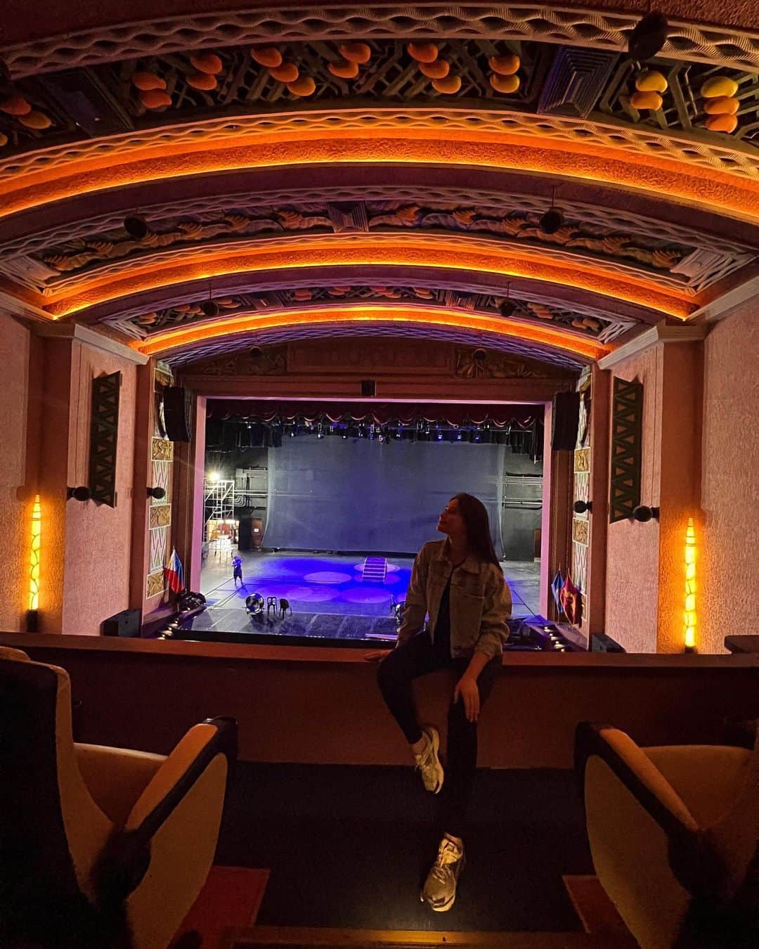 ベア・アロンゾのインスタグラム：「Rehearsal at the Met! ❤️ Love the 1930s vibe of this theater, and I heard that they show old Filipino films here once a month. Thinking of going with Dom, parang okay na idea for a date. What do you think?」