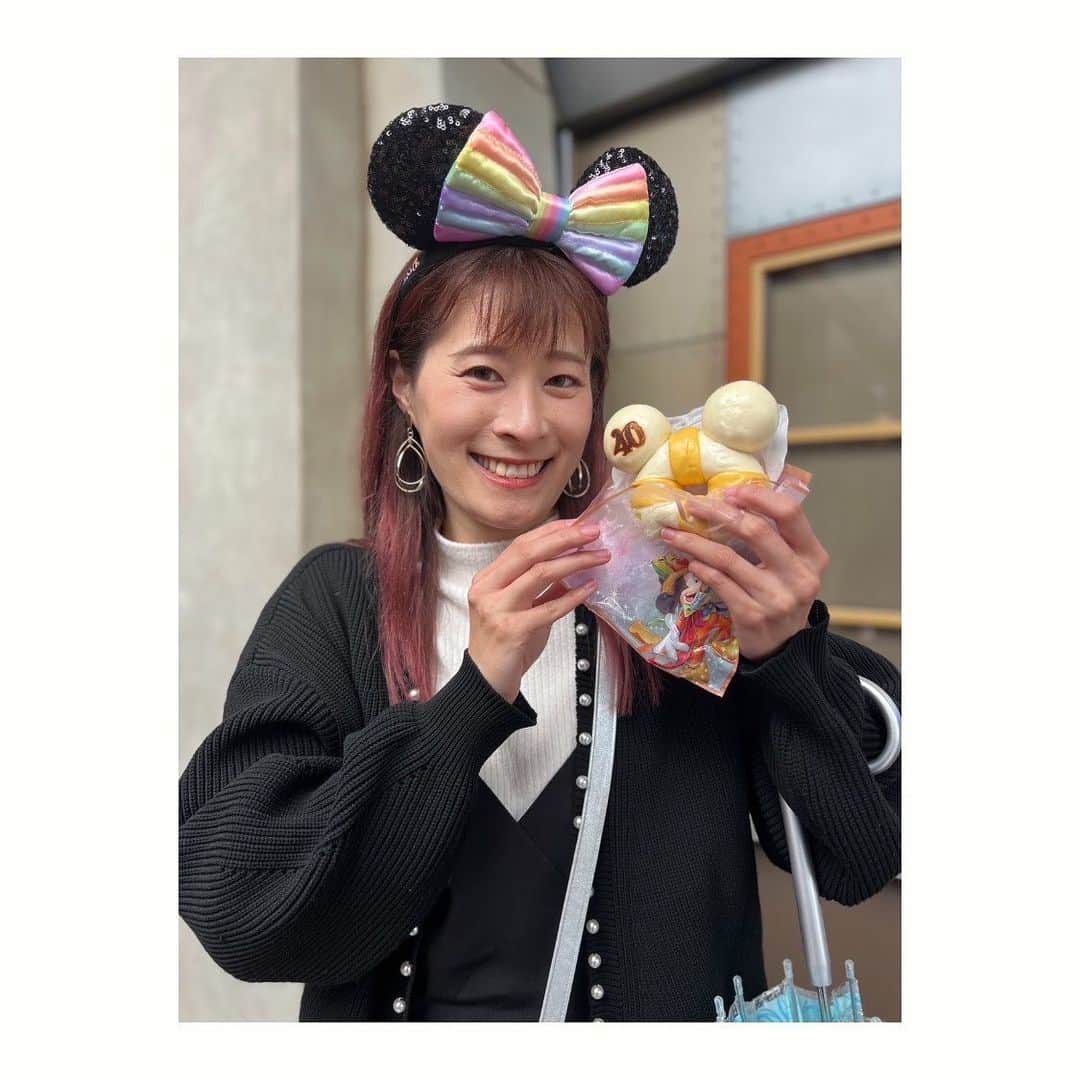 夢月せらのインスタグラム：「私のディズニーのミッションは食🤤🍴  40周年バージョンのうきわまん🛟、ドッグサイドダイナーのチキンとコーンスープ🍗⸒⸒(これがお酒に一番あうと思ってる🍺)、カリプソキッチンのシーフードチャウダー(スープ飲みすぎ)、ヴォルケイニアの中華🥟♡  チュロス食べられなかったのだけが心残り…☹️☹️☹️笑」