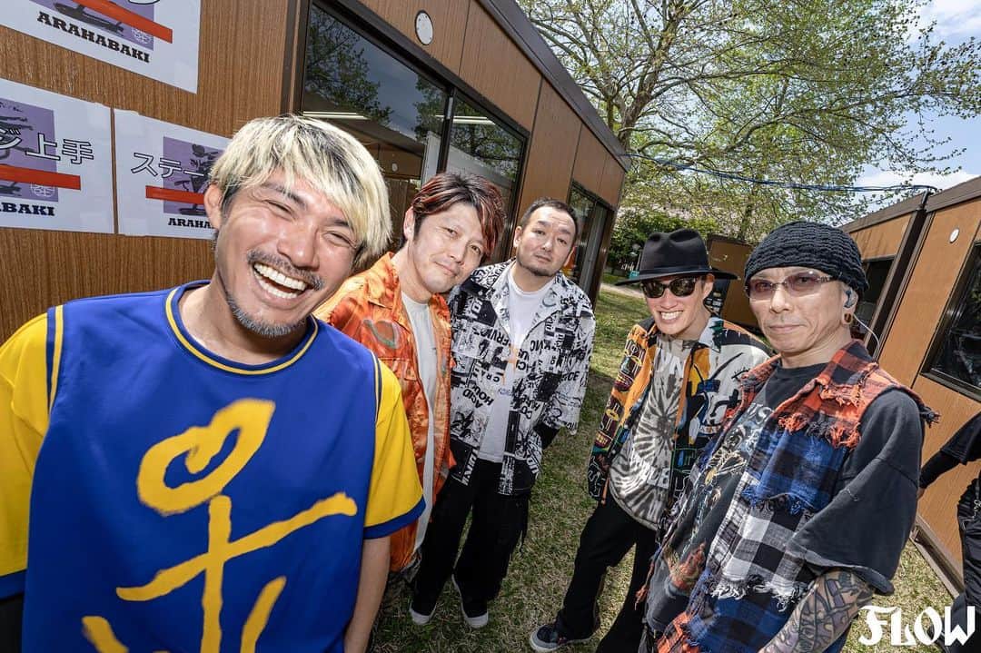KOHSHIのインスタグラム：「ARABAKIロックフェスお疲れ様でした！ 1億年ぶりのロックフェス野外！ 最高でした！ 後ろの後ろまでパンパンの「Go!!!」の大合唱！ 忘れません。とにかくこの言葉だけ！ ありがとう😊  #昨日食べたきすけさんがまさかのケータリング」