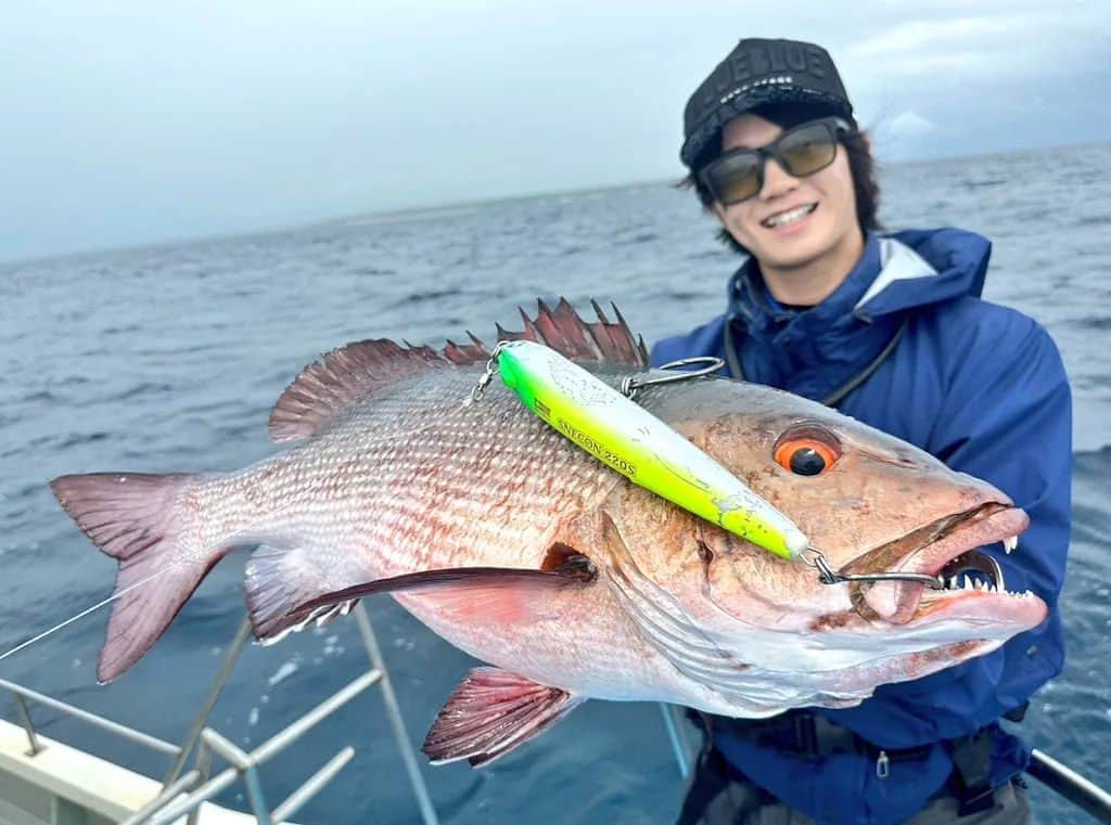 外山将平のインスタグラム：「ゲストも嬉しい。 バラフエダイ🐟　　　　　　　　　　　　　　　　　　  宮古島のMorizoさんのところへお邪魔させて頂きました🙇‍♂　　　　　　　　　　　　 GTは何回かバイトはありましたが､乗せきれず…　　　　　　　　　　　　　　　 またリベンジします🔥　　　　　　　　　　 　　　　　　　　　　　　　　　　　　　　　  #BlueBlue #アングラーズマイスター #スネコン220S #宮古島 #gtfishing　　　　　　　　　　　　　　　　　　　　　　 　　　　　　　　　　　　　　　　　　　　　　　　　 　　　　　　　　　　　　　　　　　　　　　  ◆釣りにかかわらず､出たゴミは持ち帰りましょう！ 一人一人の意識で自然は守れます。 釣り場､自然を大切に🐟　　　　　　　　　　　　　　　　  ◆キャスト時は必ず後方確認をして ルアーや針が歩行者､同行者に当たらないようにしましょう。　　　　 　　　　　　　　　　　　　　　　　　　　　　　　　　　　　　 ◆釣り際はライフジャケット着用をお願い致します。　　　　　　　 命を守りましょう！　　　　　　　　　　　　 　　　　　　　　　　　　　　　　　　　　　 ◆YouTube⇩(始めました！チャンネル登録お願いします😊) https://youtube.com/channel/UC07x3DbJCNv_gAFvAjaWQMQ　　　　　　　 　　　　　　　　　　　　　　　　　　　　　  ◆アングラーズ↓🎣 将平(syohei) https://anglers.jp/users/530231 こちらもチェックお願い致します🐟　　　　　　　  ◆Twitter↓ https://mobile.twitter.com/syohei_1108 こちらもフォロー宜しくお願い致します！🙇‍♂　　　　　 　　　　　　　　　　　　　　　　　　　　　　　　　　　　　　　　　　　　　　　　　　　　　　　 　　　　　 　　　　　　　　　　　　　　　　　　　　 　　　　　　　　　　　　　　　　　　　　　　　　　　　　 #今日の外山 #俳優 #外山将平  #釣り好きな人と繋がりたい #釣りスタグラム #シーバス #東京湾奥 #釣りの成長記録 #釣りで人生を豊かに  #fishing #lurefishing #lure #bass #catchandrelease #fish #fishinglife #bigfish #lunker #angling #instafish  #bassfishing #GT」