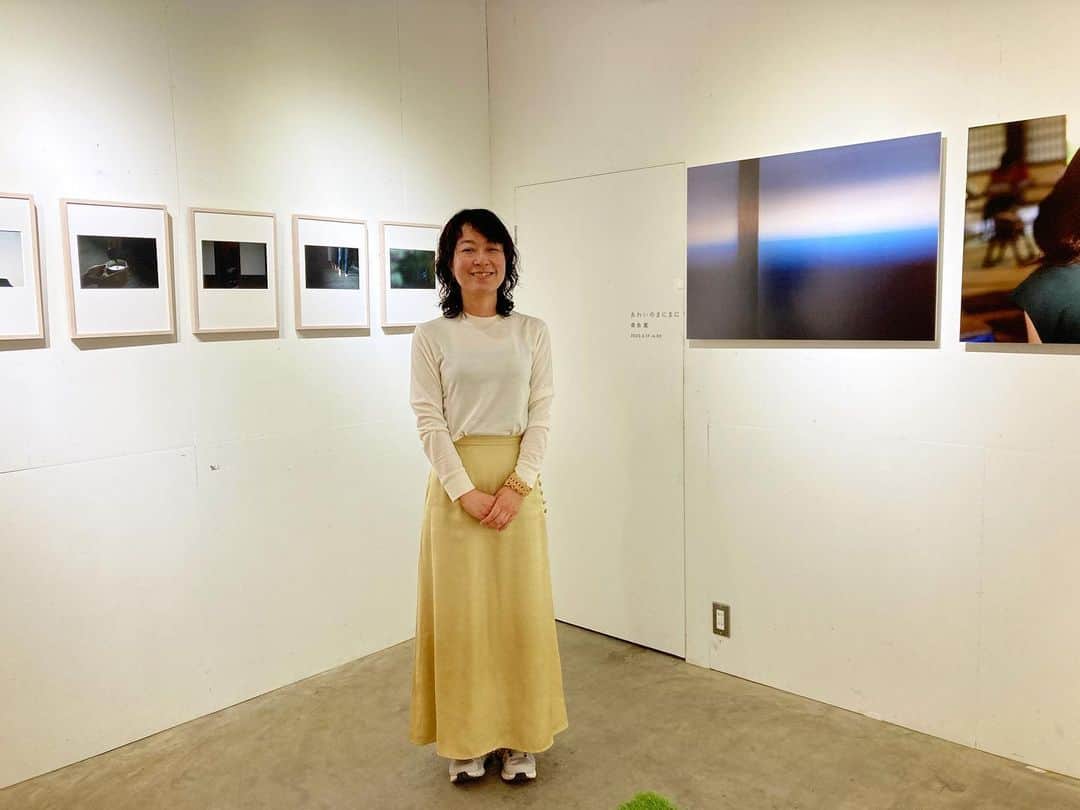 土井コマキのインスタグラム：「親友の写真家、桑島薫の個展が、天王寺スタンダードブックストアで開催中です。 なんだか別の時間軸の世界に入ってしまうような、静けさを感じます。 4/30まで。ぜひ。 @kaoru.kuwajima   写真撮ってくれた。得しちゃったわ。ありがと。」