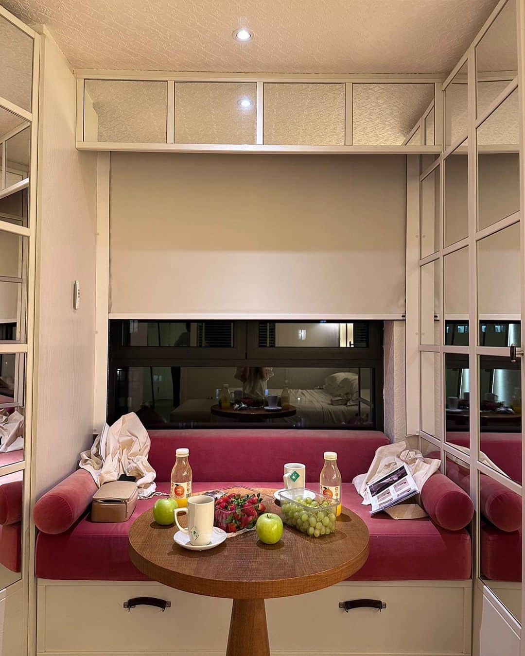 真鈴さんのインスタグラム写真 - (真鈴Instagram)「バルセロナで最初に泊まったホテル全てが本当に可愛いかった🤍ちょうどいいこじんまり感もあってセンスもよくて凄くタイプでした🤍この、ピンクのカウチていうの？こういうのなんて言うのかな？埋め込まれてるソファみたいなスペース…ずっと自分の部屋にも欲しいと思ってて自分の部屋にこういうスペースつくるなら鏡のとこを本棚にしたいなぁって考えてた🤍 部屋にいるだけでももう楽しかったバルセロナ1日目の夜🌉 そして秒で寝た。笑」4月29日 15時17分 - morrymarin