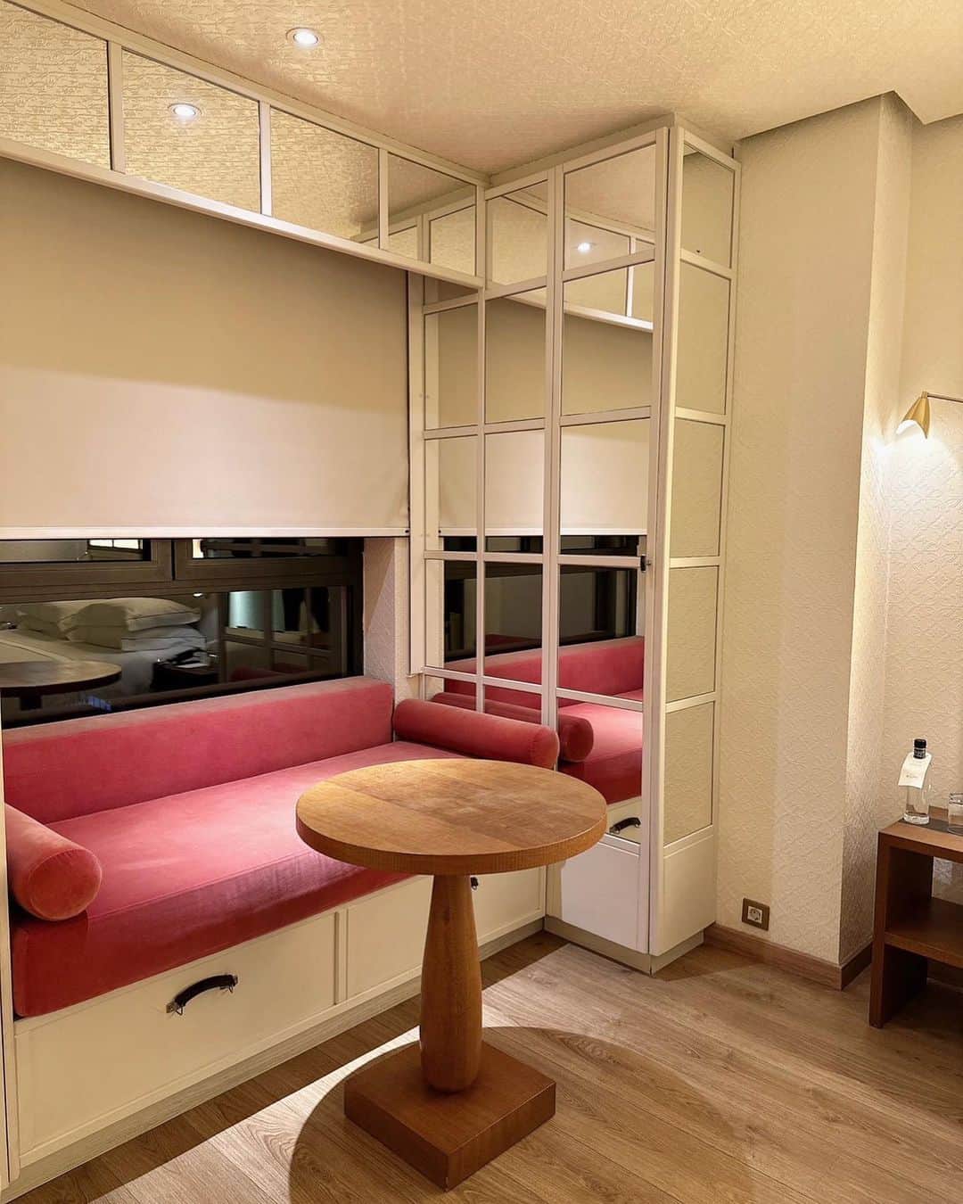 真鈴さんのインスタグラム写真 - (真鈴Instagram)「バルセロナで最初に泊まったホテル全てが本当に可愛いかった🤍ちょうどいいこじんまり感もあってセンスもよくて凄くタイプでした🤍この、ピンクのカウチていうの？こういうのなんて言うのかな？埋め込まれてるソファみたいなスペース…ずっと自分の部屋にも欲しいと思ってて自分の部屋にこういうスペースつくるなら鏡のとこを本棚にしたいなぁって考えてた🤍 部屋にいるだけでももう楽しかったバルセロナ1日目の夜🌉 そして秒で寝た。笑」4月29日 15時17分 - morrymarin