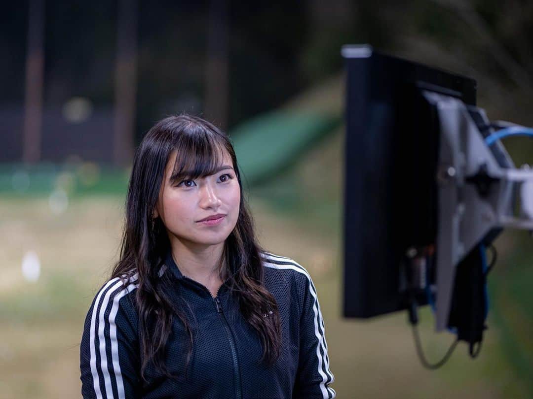 もえしゃんのインスタグラム：「トップトレーサーを体験してきたよ🫶🏻  皆さんは使ったことある？  都内で練習行く人はお馴染みかもしれないけど、 地元静岡県にこういった最新の練習機が導入されるのは嬉しいなあ♡  何がいいってミスが明確🤣 練習場だとネットに当たってわからない球の行方が全部わかって分析できる🏌️‍♀️ あと私はラウンドモードが好きで実際にコース回ってる感覚で練習できるからずっとやってた🥺💙  是非、静岡の方はトップトレーサーレンジ体感しにいってみて下さい😈  私もひょっこりいるかも←  @golf_shobugaike  @hikaru_daneso @hideki_sagisaka @kooooosk81  #菖蒲ヶ池ゴルフセンター #promotion #タイアップ #トップトレーサーレンジ  #ゴルフ #ゴルフ女子#ゴルフ男子 #高尔夫球 #ラウンド #スイング #GOLF #もえしゃん #スイング動画 #ll #ff #instagolf #golfstagram」