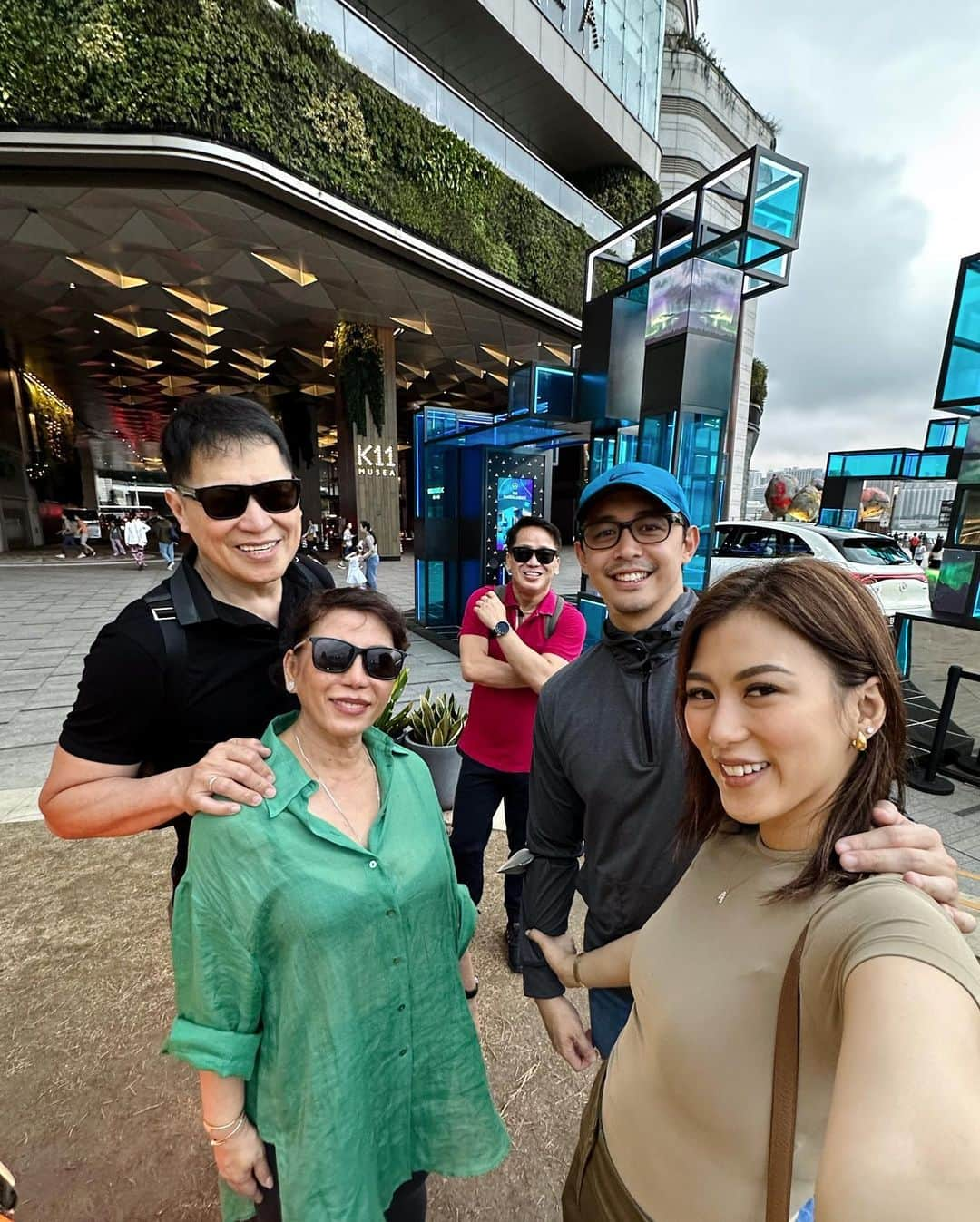 Alex Gonzagaさんのインスタグラム写真 - (Alex GonzagaInstagram)「NEW VLOG! We are back in HONGKONG!!! Ang saya magHK nakakuha kami ng murang flight! #LinkinmyBio」4月29日 15時21分 - cathygonzaga