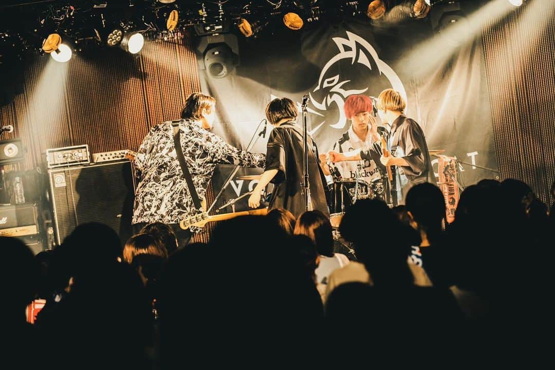 Ayata（あやたーん）さんのインスタグラム写真 - (Ayata（あやたーん）Instagram)「4/25 下北沢シャングリラ VOI SQUARE CAT pre. ONEMAN LIVE「DESTINATION」  下北沢シャングリラにてワンマンライブ 来てくれたみんなスーパーサンクス！ 自分たちの音楽にみんなが応えてくれる様なあの空気感、素敵そのものだ。 DESTINATION→目的地や行き先 シャングリラ→理想郷 個人的な解釈だけどバンドの目的地に少しだけどたどり着けた気がした夜 ライブってこうだよなって。  もっとぼい勢みんなで盛り上げていけたら良いな！  Photo by @mnmy_0073   #voisquarecat #ぼい勢 #distination #下北沢シャングリラ #ややおそすたぐらむ」4月29日 15時21分 - ayata_vsc