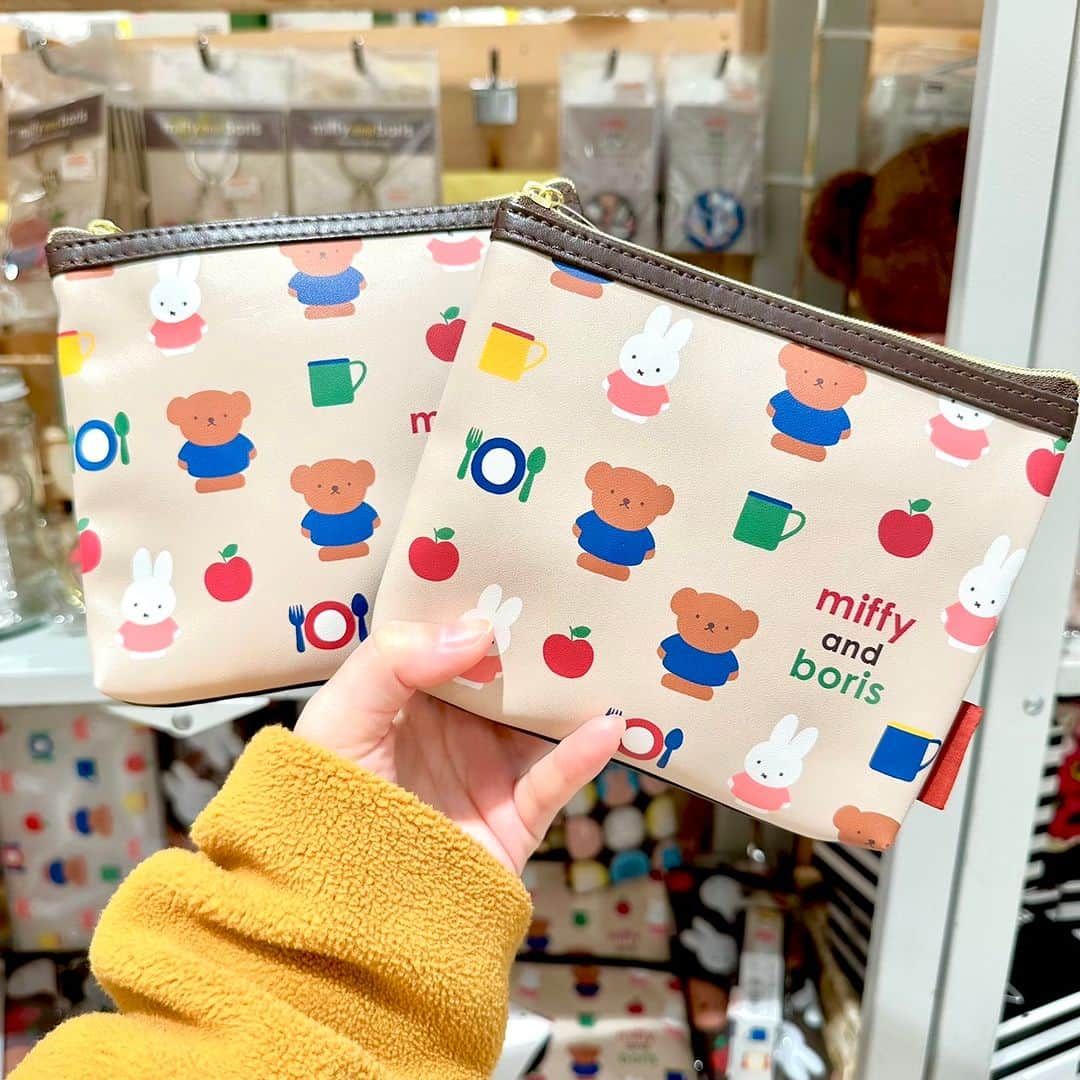 【公式】ヴィレッジヴァンガードさんのインスタグラム写真 - (【公式】ヴィレッジヴァンガードInstagram)「. 「Dick Bruna GOODS COLLECTION」にはミッフィーの可愛いグッズがもりだくさん！🐰  本日はmiffy and borisシリーズの『ティッシュポーチ』をご紹介！✨  ミッフィーとボリスの総柄が本当に可愛い！ ティッシュを入れる部分の他に、リップなどのちょっとした物を入れられるポーチもついているのでとっても便利です🐰🐻  【ミッフィー】 ・ティッシュポーチ　￥1,485（税込）  Dick Bruna GOODS COLLECTION 開催中店舗はこちら👇  ・2023年4月21日(金) ～ 2023年5月21日(日) 【徳島県】イオンモール徳島 3F　F PREMIUM-PLAZA横  ・2023年4月28日(金) ～ 2023年5月21日(日) 【神奈川県】モザイクモール港北 4階　特設会場  ※営業時間は特に記載のない場合以外、施設営業時間に準じます。 ※詳細は施設公式HPからご確認下さい。 ※営業時間の変更・臨時休業の実施など予告なく変更となる場合がありますので予めご了承ください。  #ミッフィー #miffy #ディックブルーナ #dickbruna #うさこちゃん #boris #ボリス #可愛い #cute #癒し #雑貨 #ティッシュポーチ #ポーチ #便利 #小物入れ #ヴィレッジヴァンガード #villagevanguard」4月29日 15時30分 - villagevanguard_official