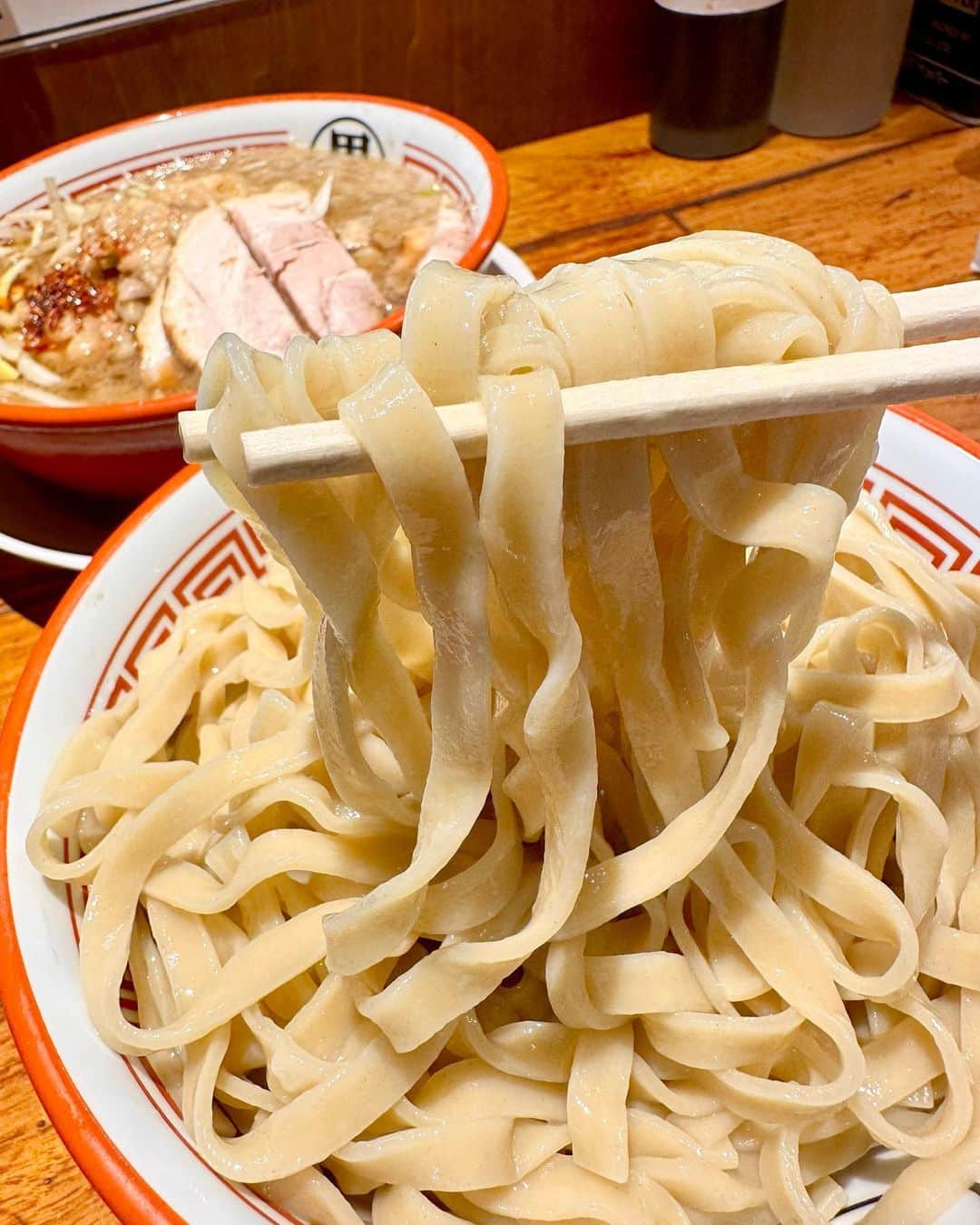 わっきーさんのインスタグラム写真 - (わっきーInstagram)「飲めるスープの二郎系「バリ男」へ。 今回はつけ麺をチョイス。 麺がまるできしめんのような、シコつる平打ち麺。 つけ汁はかなりの量で、若干酸味が効いている。 チャーシューは安定の旨さ。  たまには気分を変えて、二郎系のつけ麺。 オススメです。  #バリ男  #二郎系 #二郎系ラーメン  #二郎インスパイア  #ラーメン #つけ麺 #麺スタグラム  #行列店  #東京グルメ  #新橋グルメ  #新橋ラーメン  #内幸町グルメ  #youtube  #わっきーtv」4月29日 15時32分 - makoto_ishiwaki