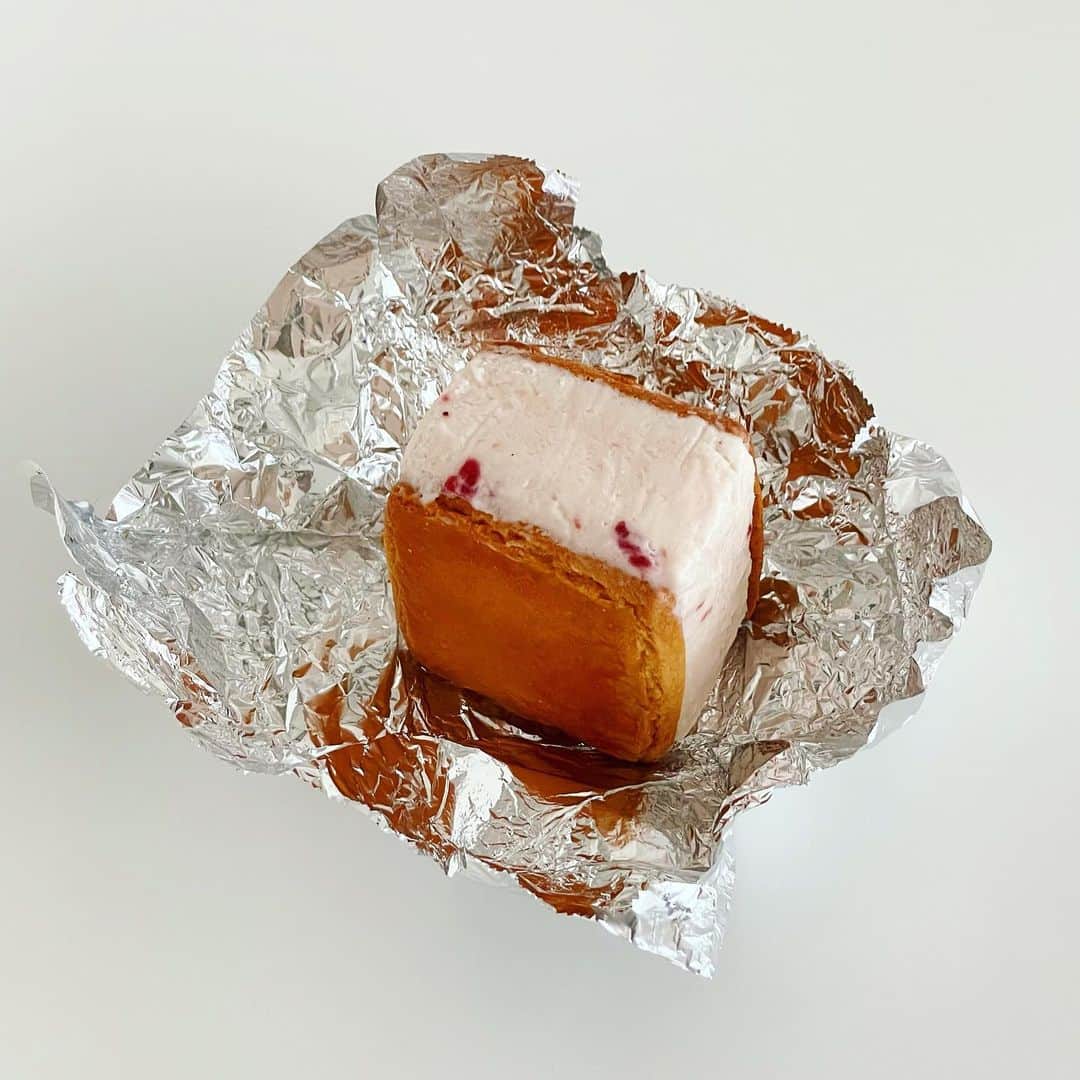 福田里香さんのインスタグラム写真 - (福田里香Instagram)「HAPPY 14th 🎂 14年間ずっとかわいいで賞🏆受賞。  かわいいってなに？ それはLONG TRACK FOODSの アイスクリームサンドイッチの包装です。 #包装までが製菓です   包材はなんの変哲もない薄いアルミ箔。 アルミ箔で、アイスをピッタリ包んだら 小さな細長い角丸のシールを貼るだけ。 黒文字のブロック体フォントで ICE CREAM SANDWICH と印刷してあるだけ。  もちろん、中身もおいしくて、かわいい。 はぁ、なんてかわいいんだ。 もう、本当にかわいいってなんだろう？  鎌倉のロングトラックフーズ @daily_by_longtrackfoods が 14歳になりました。  えっ、オープン日にグラノーラを 販売してからもうそんなに経ったのか。  14thおめでとうございます。 @daily_by_longtrackfoods  チャリティーの LINEスタンプも出ましたよ。」4月29日 15時41分 - riccafukuda