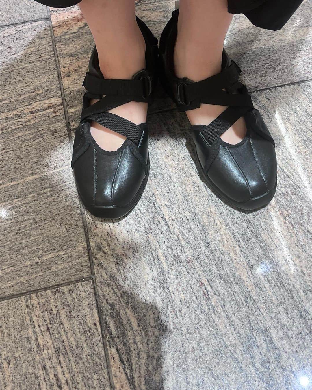 平松可奈子さんのインスタグラム写真 - (平松可奈子Instagram)「ネットで気になってたブランド @foundrymews  が 新宿伊勢丹でpopupしてたので 行ってきました❤︎  決められなくて 左の靴は黒、右は白を購入。 スカートまで買ってしまい 大出費して帰宅…💭😖 でもいいんだ、いいものを 長く使うスタイルだから！ と自分に言い聞かせつつ お仕事また頑張ります❤︎  伊勢丹さんはいつも 素敵なブランドが入るから 定期的に遊びに行くのですが 私もいつか出店したいな なんて夢も語っておきます🌙  最近ね、自分の私服にも 変化があったり 好きなスタイルが 変わってきたり💭 何歳になっても服が好きだなあと 楽しんでおります。  #kanacofashion  #foundrymews  #shoes #girly」4月29日 15時44分 - 11kanaco14